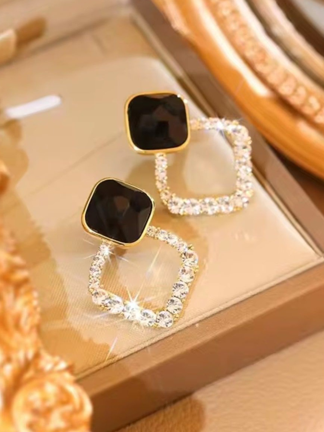 

RV YUWON Contemporary Studs Earrings, Gold