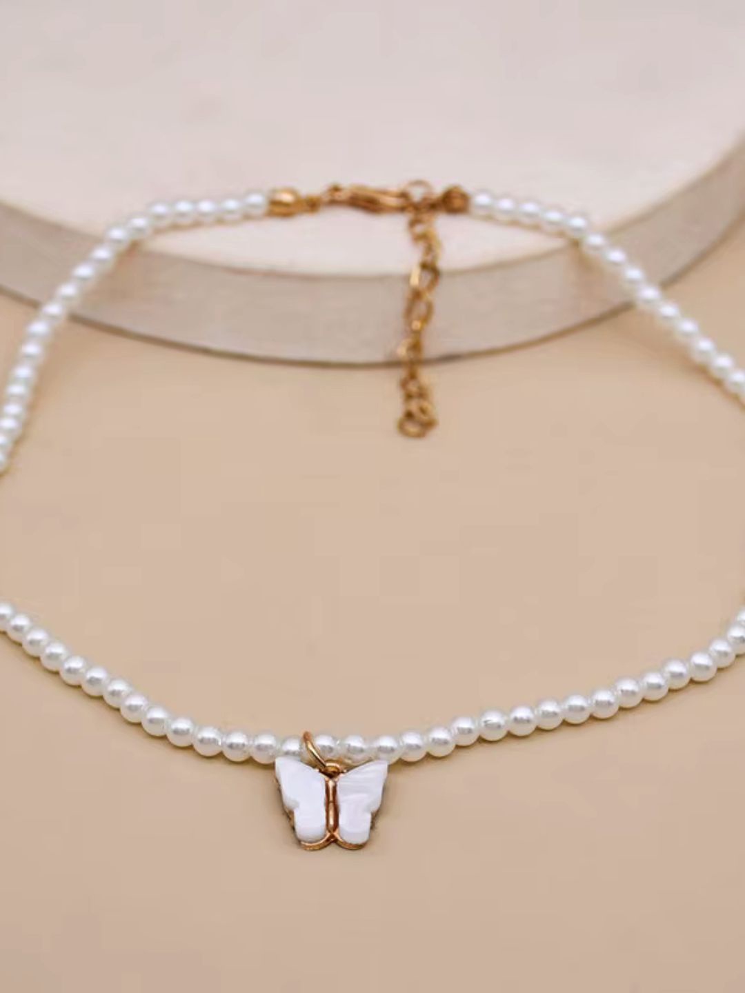 

DressBerry Butterfly Shaped Charm Pearl Necklace, White