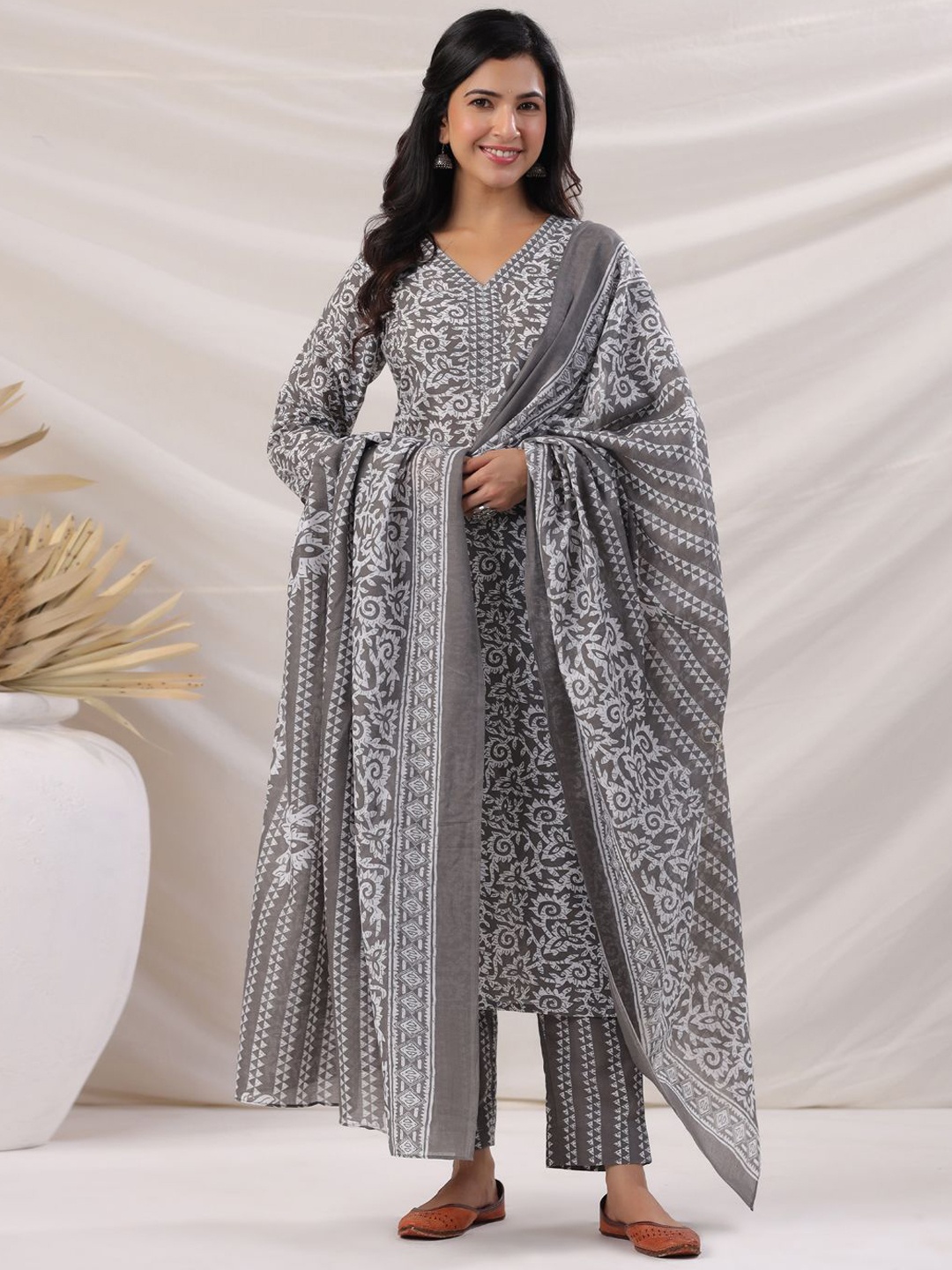 

CUSTARD Women Floral Printed Regular Pure Cotton Kurta with Palazzos & With Dupatta, Grey