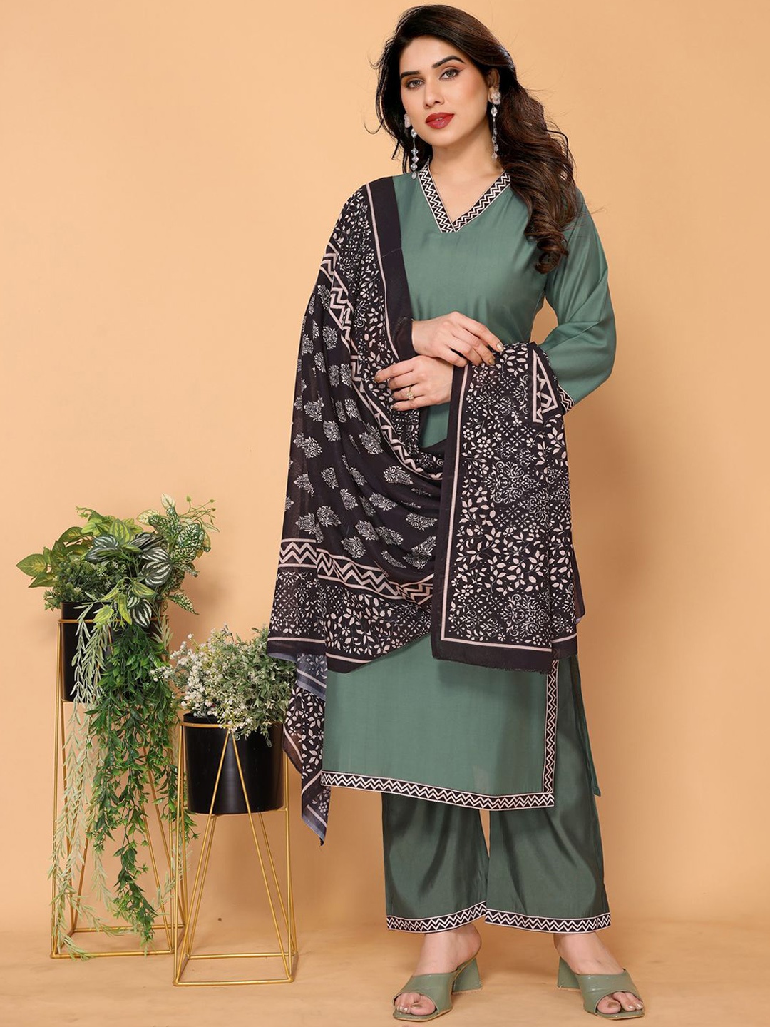 

MINGORA Women Regular Kurti with Trousers & With Dupatta, Green