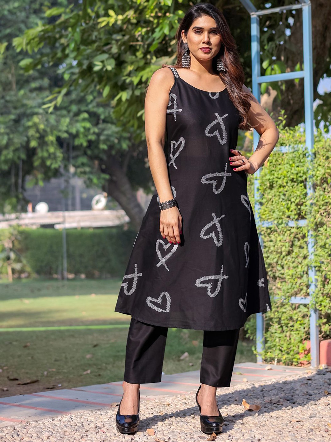 

MINGORA Women Printed Regular Thread Work Pure Cotton Kurta with Trousers, Black