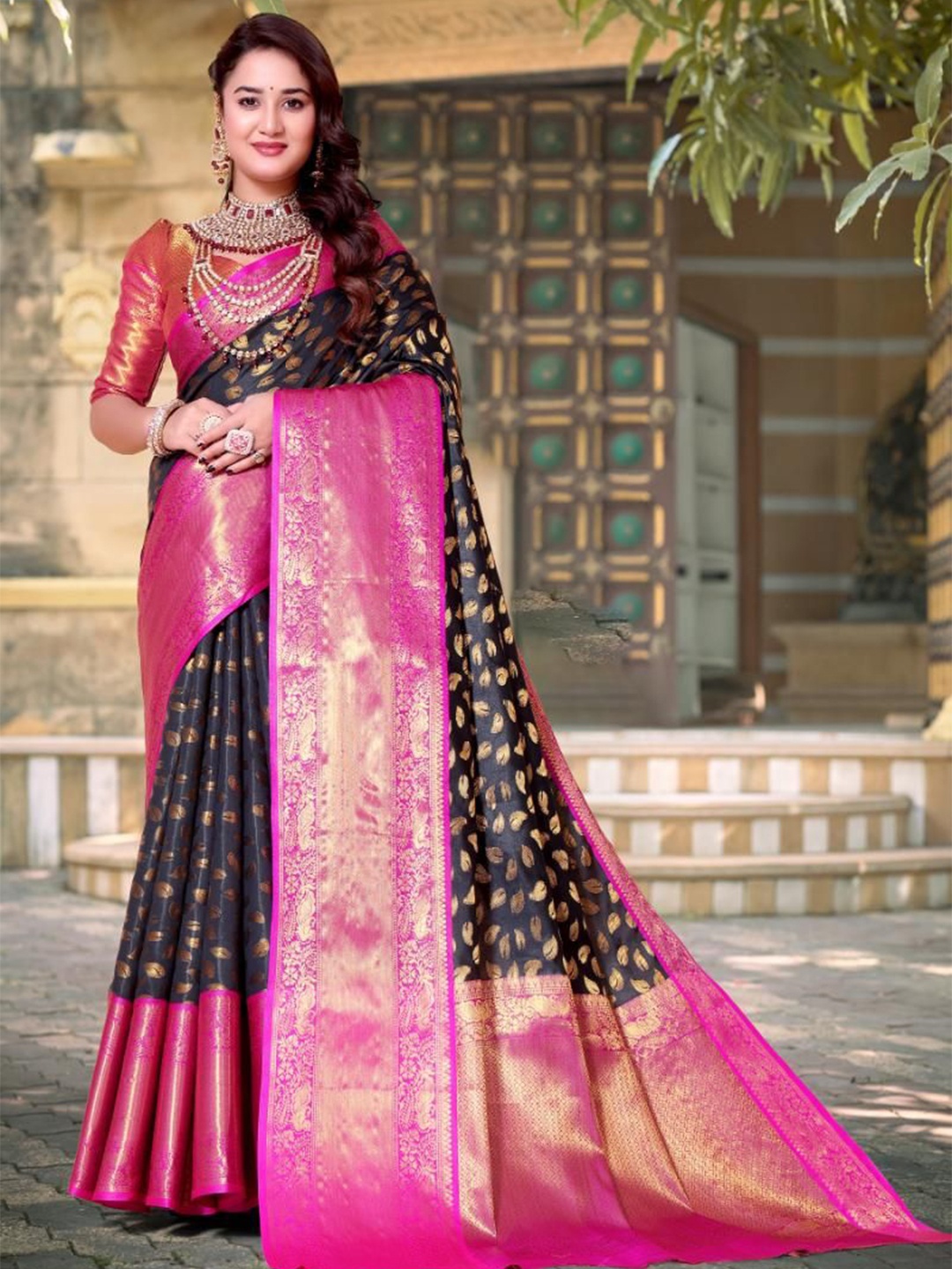 

jayant creation Woven Design Zari Silk Blend Banarasi Saree, Black