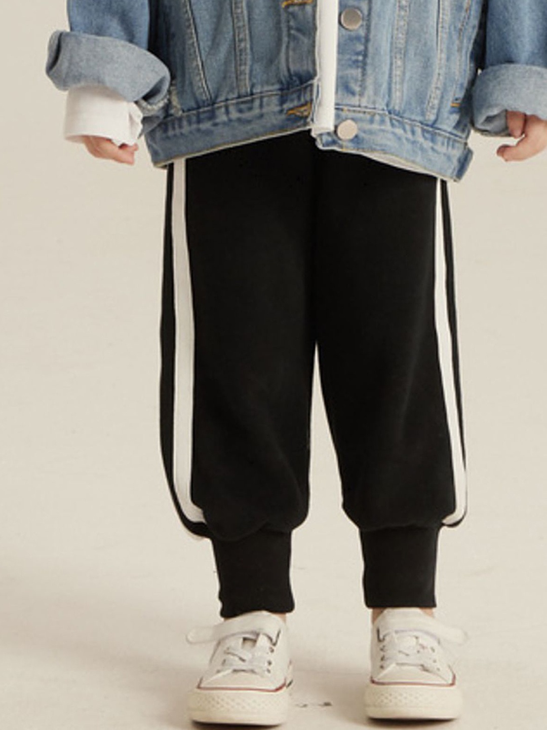 

LULU & SKY Girls Tapered Fit High-Rise Joggers Trousers, Black