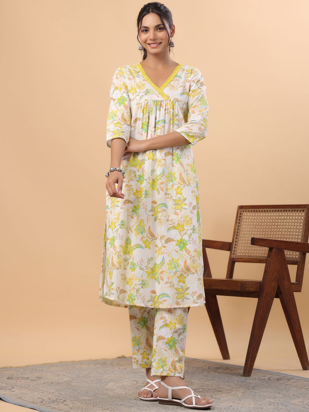 

CUSTARD Women Floral Printed Pleated Pure Cotton Kurta with Trousers, White