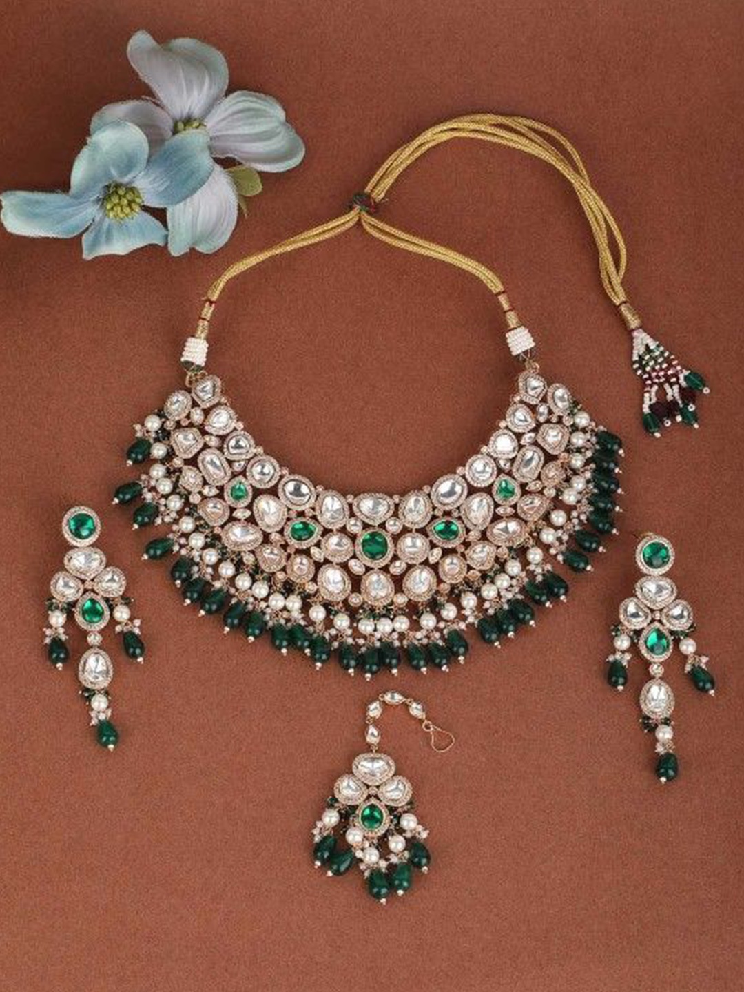 

AURAA TRENDS Gold-Plated Kundan Stones & Beads Studded Jewellery Set