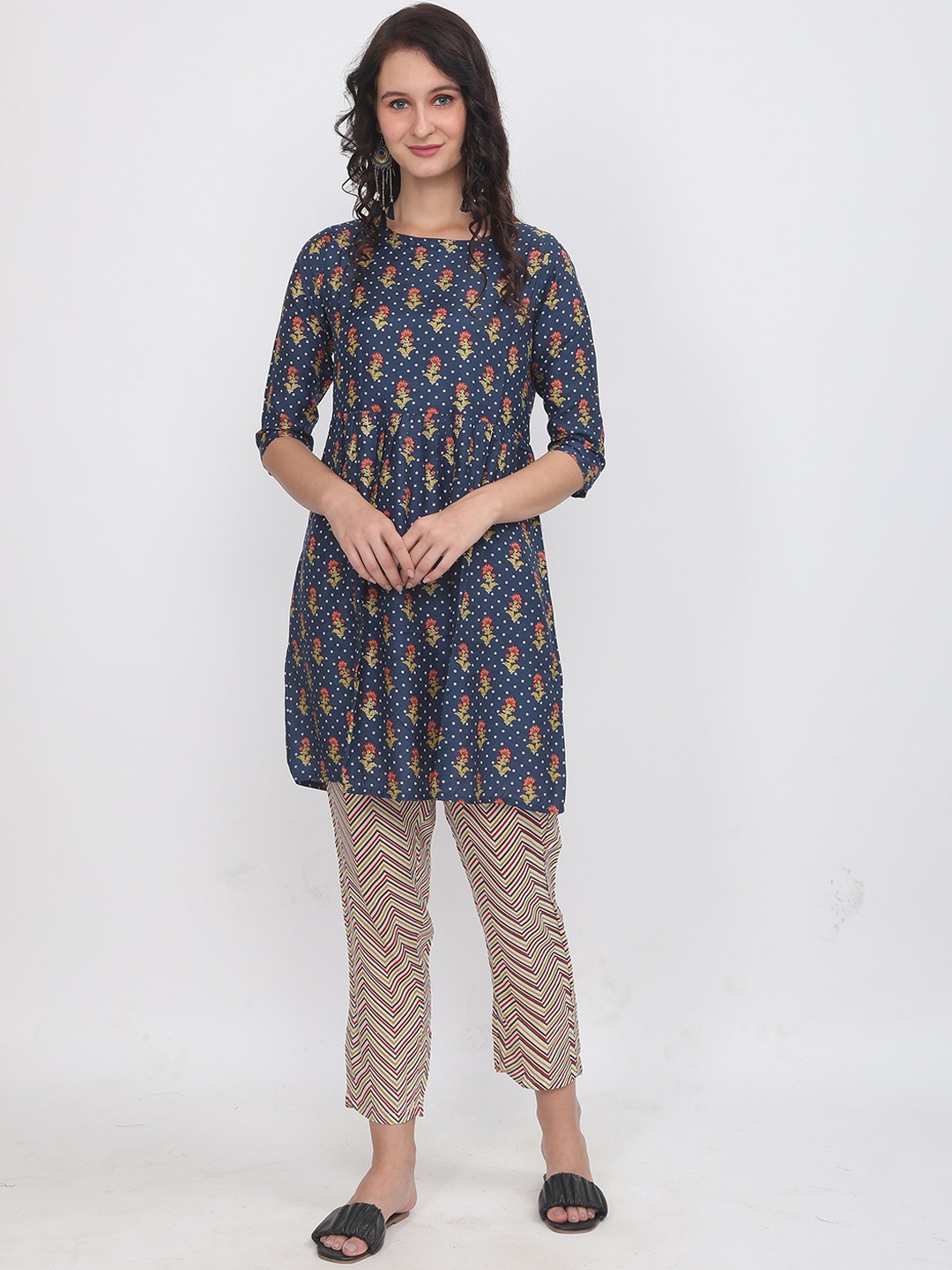 

BABRU Women Floral Printed Pleated Kurta with Trousers, Navy blue