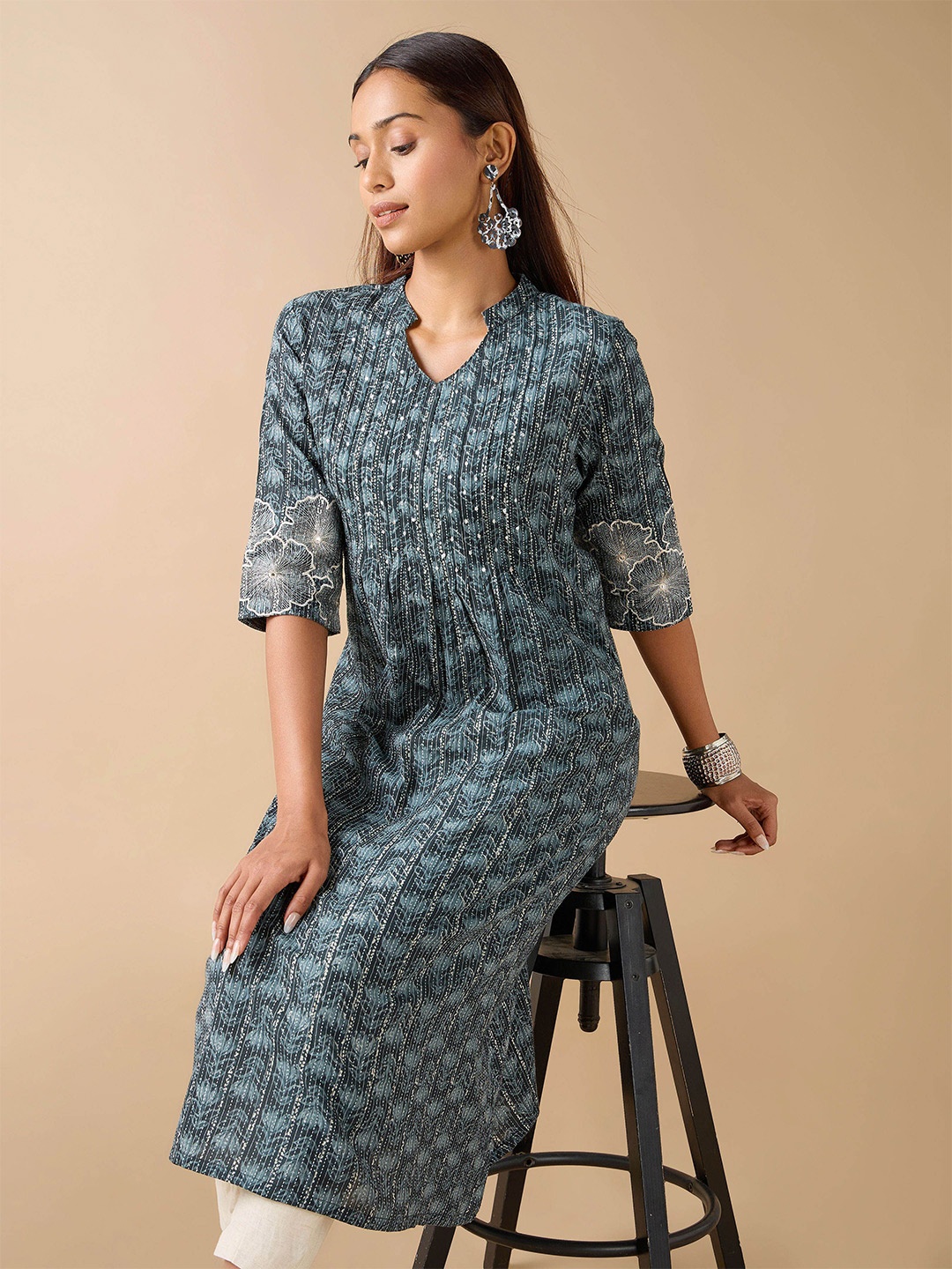 

Vismay Floral Printed Mandarin Collar Straight Kurta, Blue
