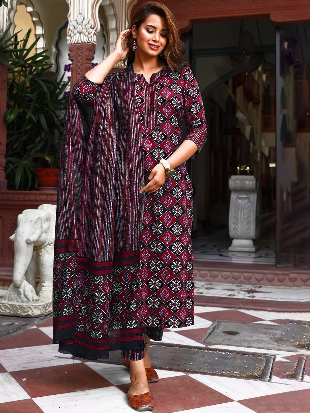 

PMD Fashion Women Printed Regular Kurta with Trousers & With Dupatta, Maroon