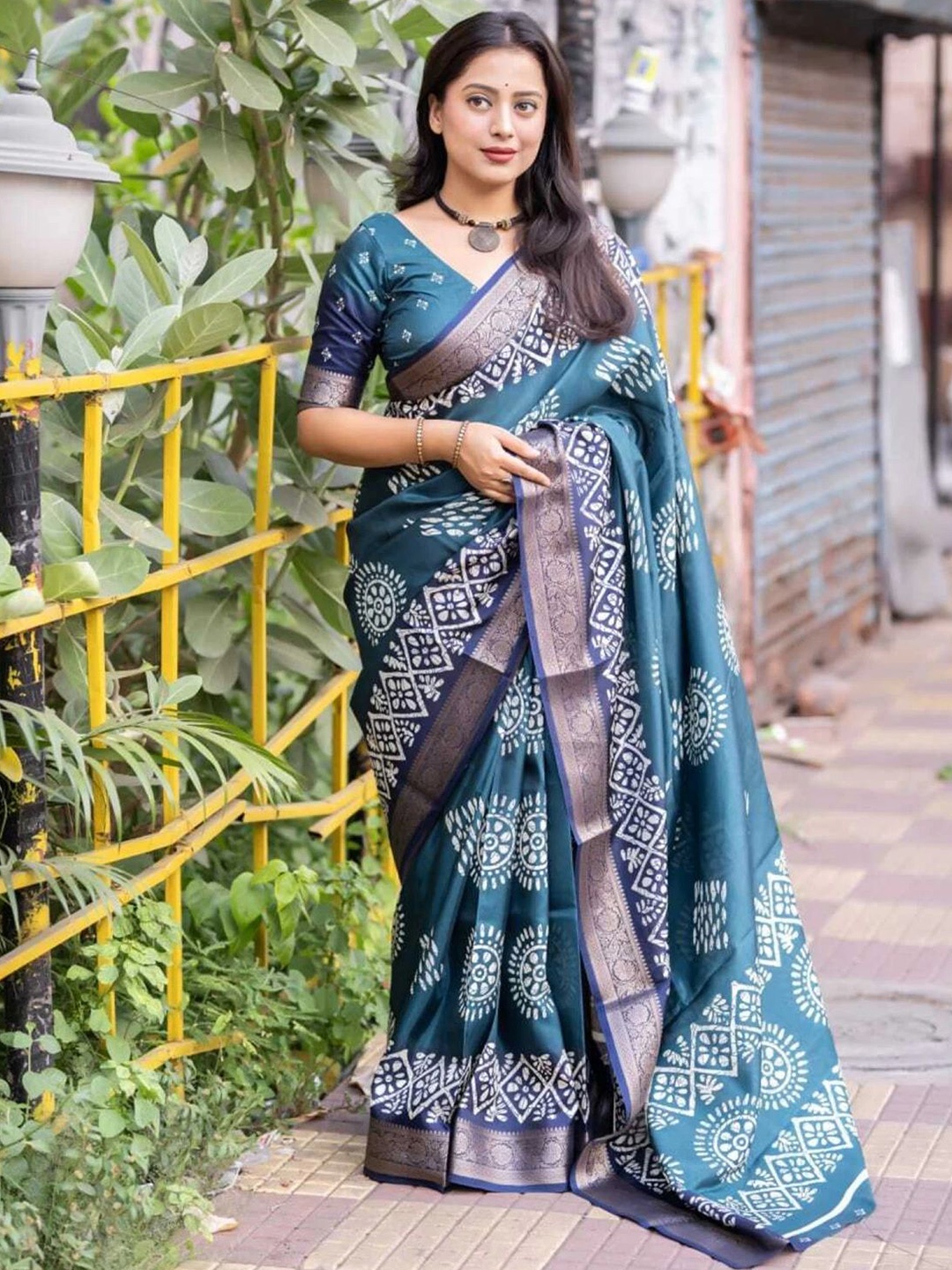 

SUPERLAXMI Batik Zari Silk Blend Saree, Teal