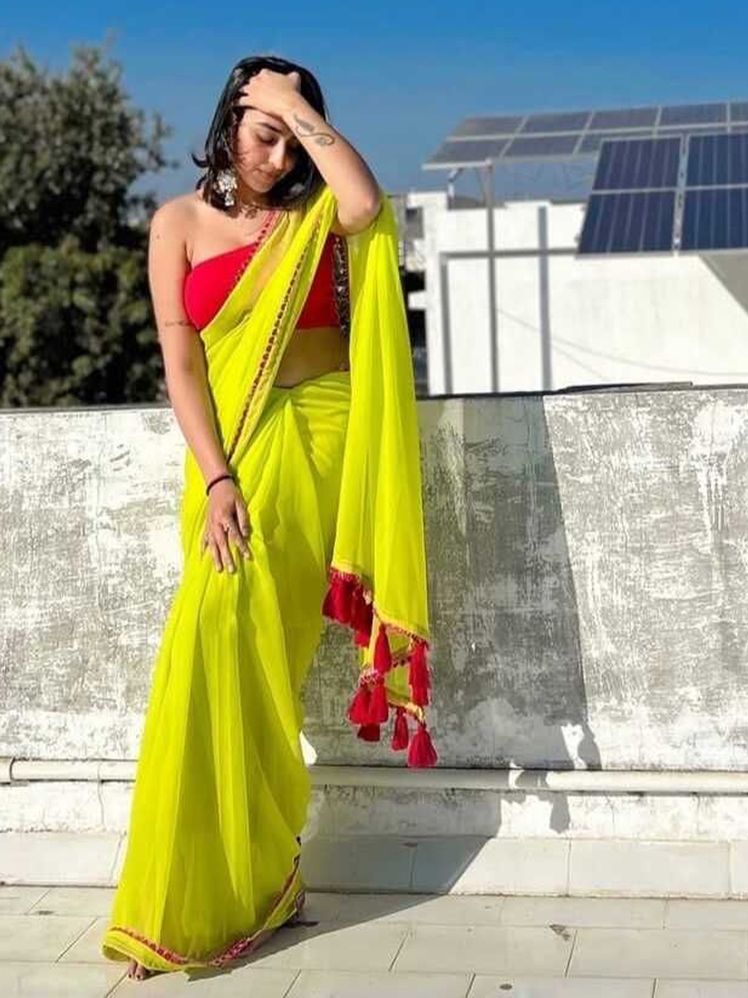 

VRAGI Embroidered Pure Georgette Saree, Lime green
