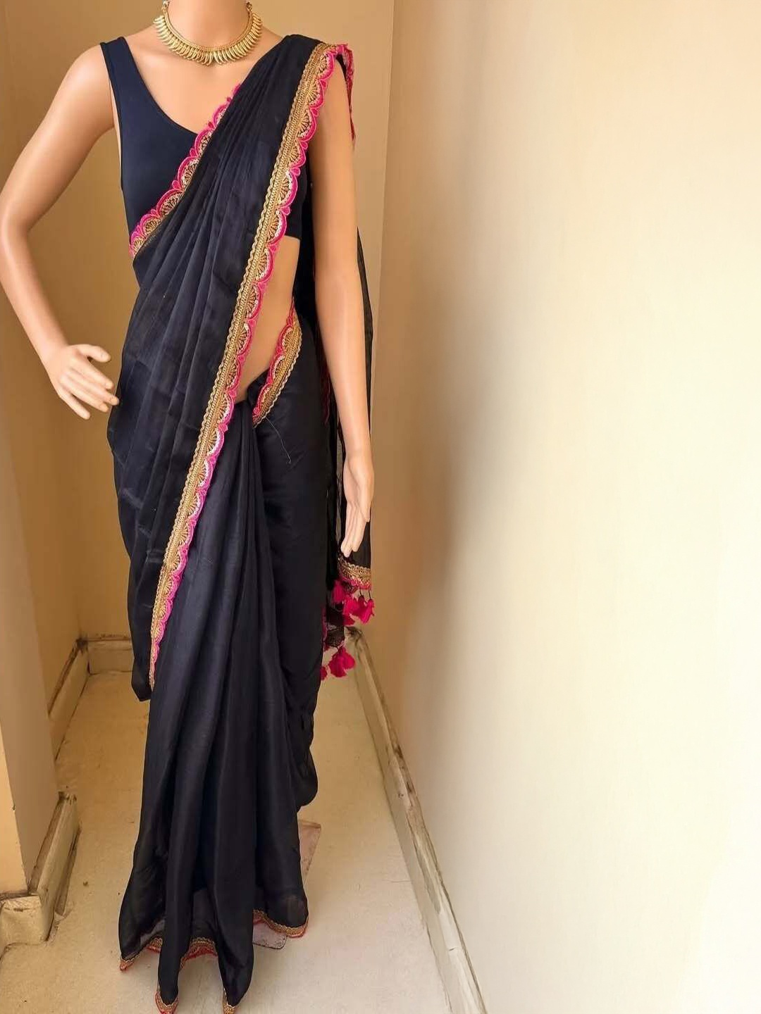

VRAGI Embroidered Pure Georgette Saree, Black