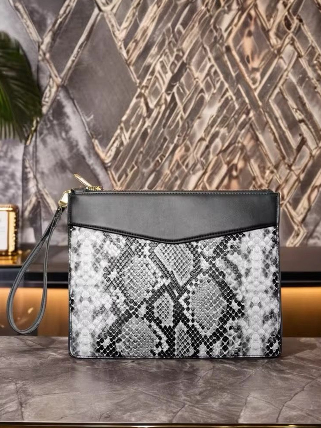 

Abelardo De Moda Unisex Textured Leather Laptop Sleeve, Black