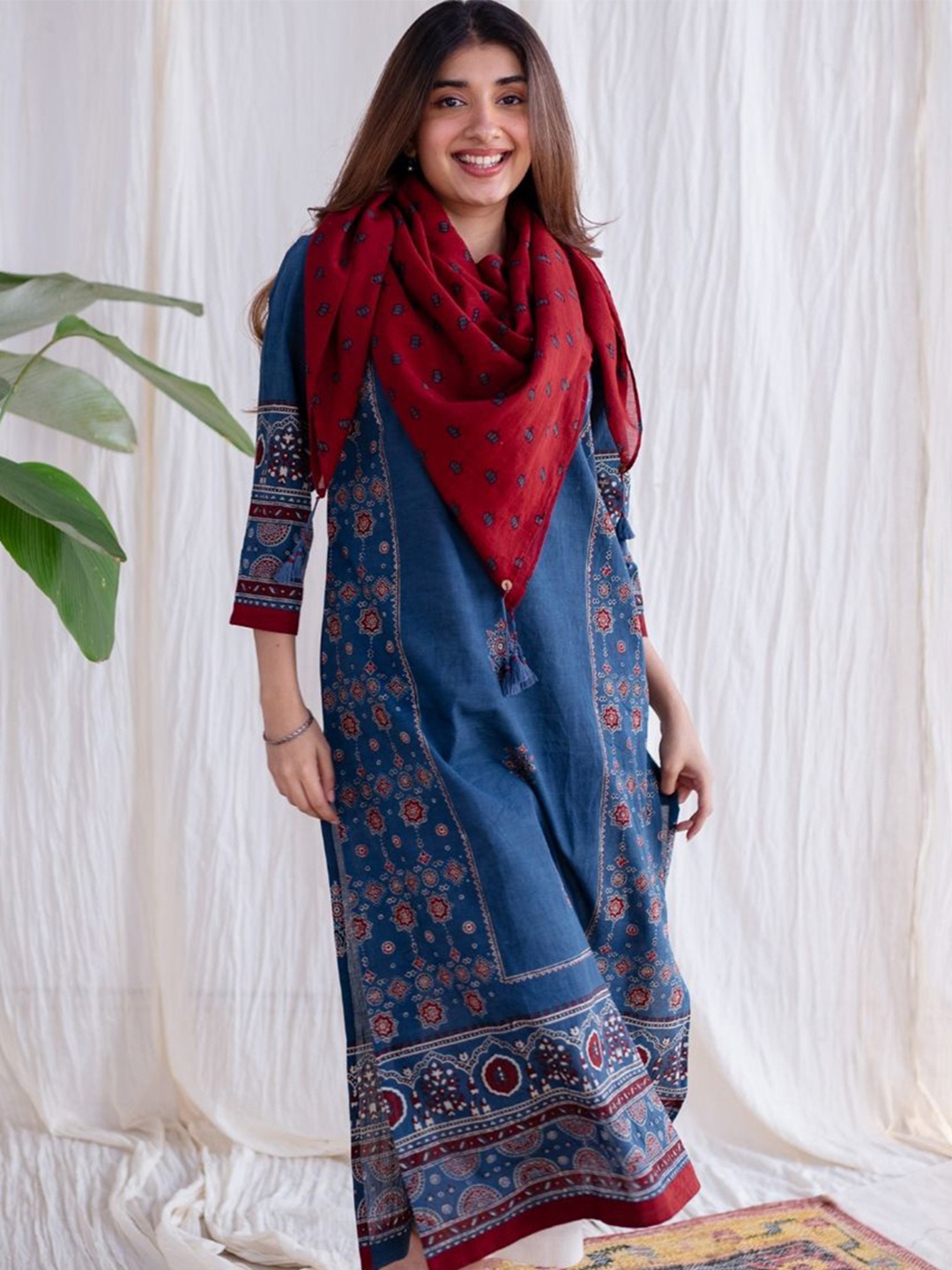 

THE INDIAN ETHNIC CO Women Printed Scarf, Red