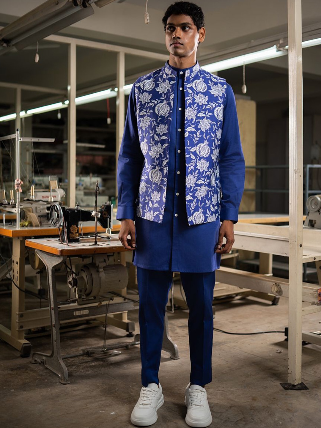 

Project Bandi Men Regular Kurta with Trousers, Navy blue