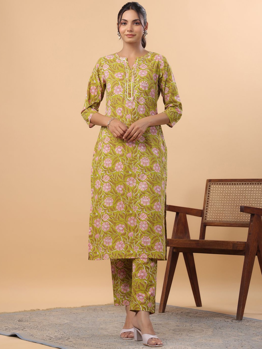 

CUSTARD Women Floral Printed Regular Pure Cotton Kurta with Trousers, Green