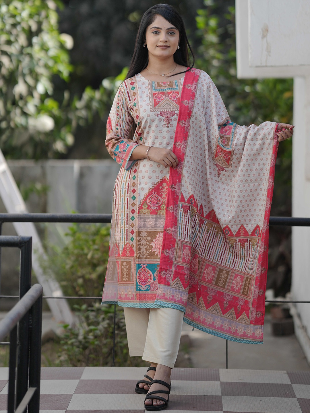 

Choice 4 Women Women Floral Printed Regular Thread Work Kurta with Trousers & With Dupatta, Red
