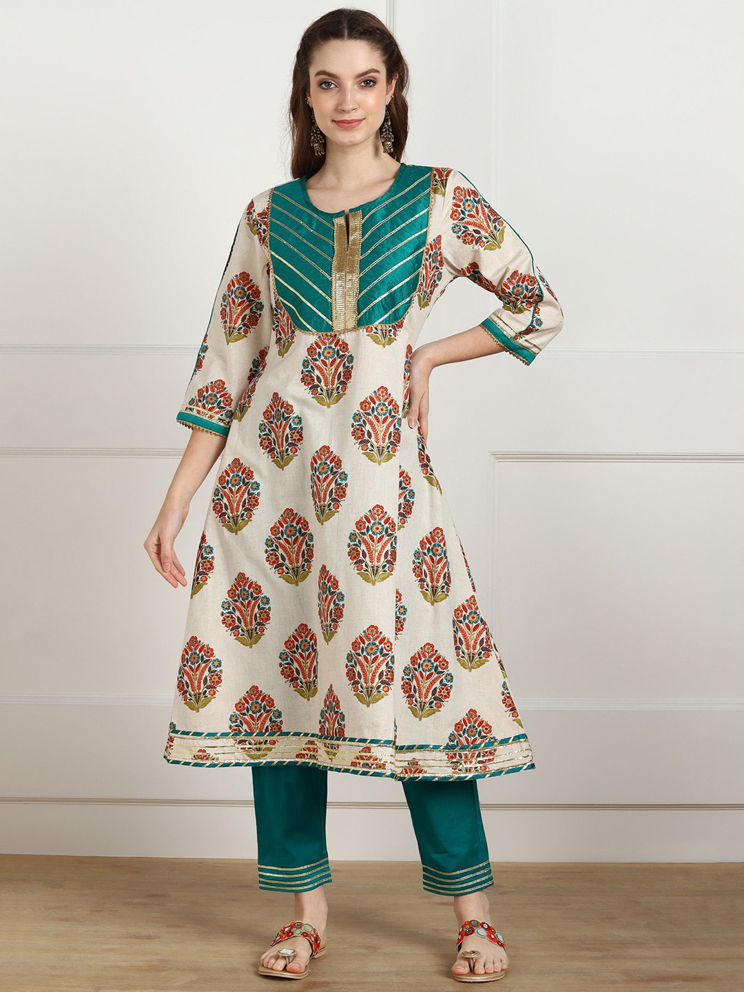 

Dillen Women Floral Printed Regular Gotta Patti Kurta with Trousers, Off white
