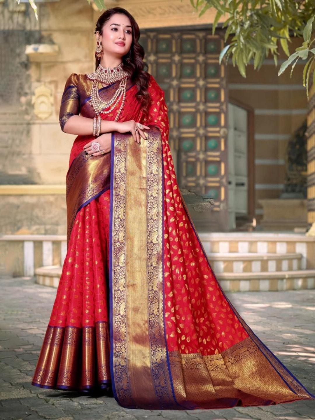 

AKSH FASHION Woven Design Zari Silk Blend Banarasi Saree, Red