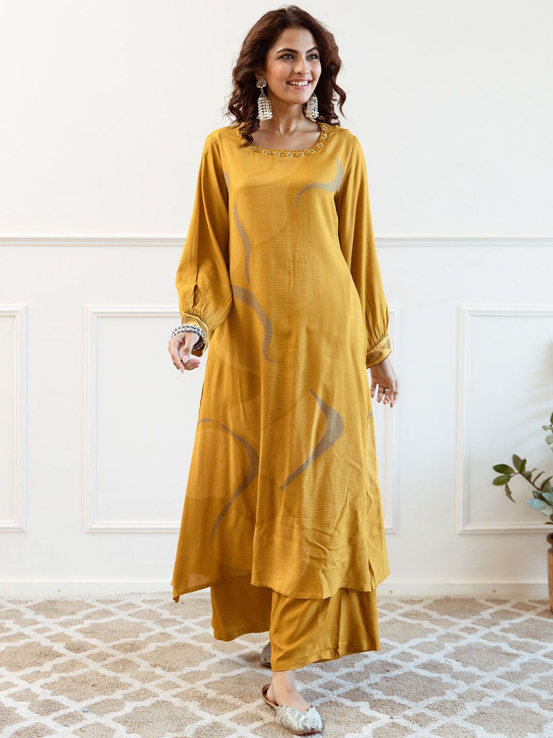 

Ishin Women Printed Regular Kurta with Trousers, Yellow