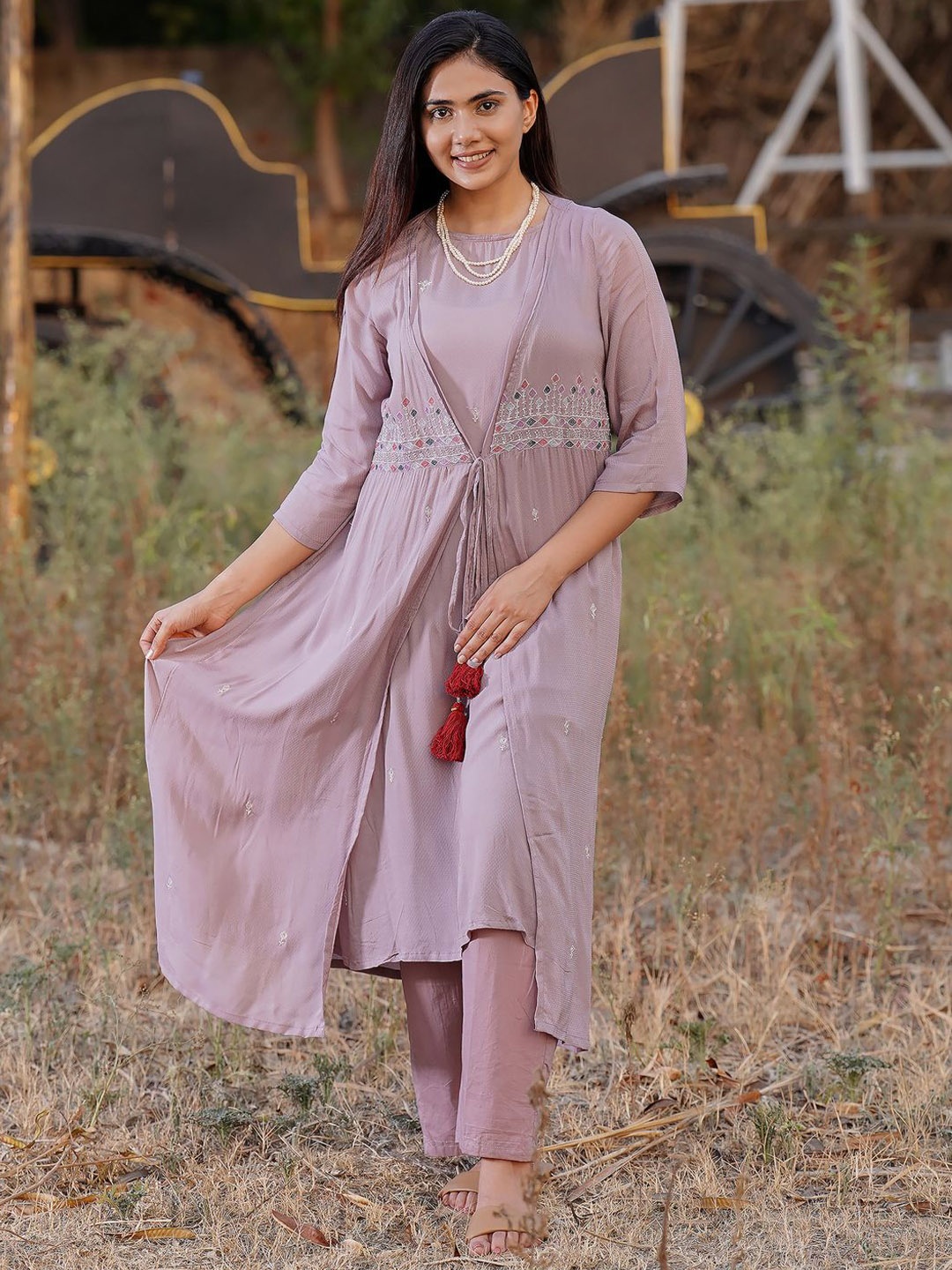 

zuri Women Embroidered Regular Thread Work Kurta with Trousers, Mauve