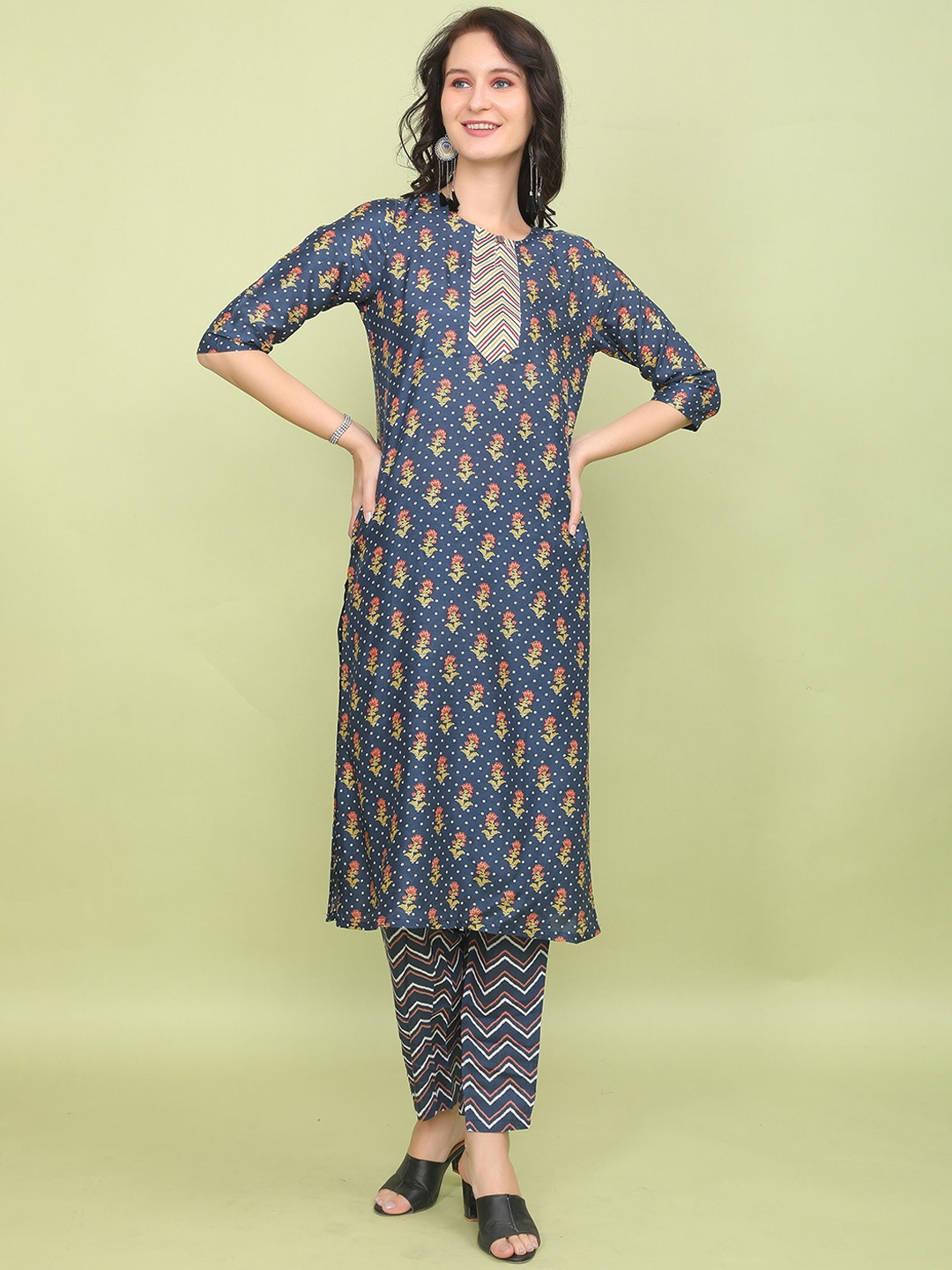 

BABRU Women Floral Printed Regular Kurta with Trousers, Navy blue