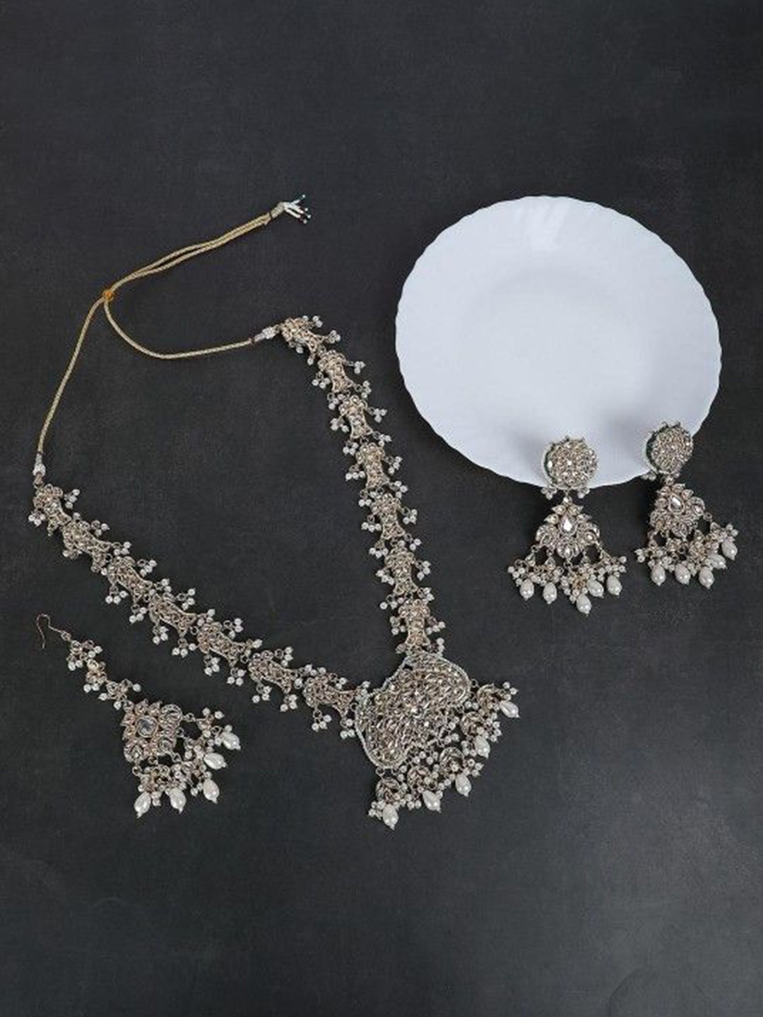 

AURAA TRENDS 22KT Gold-Plated Kundan Studded & Pearl Beaded Jewellery Set