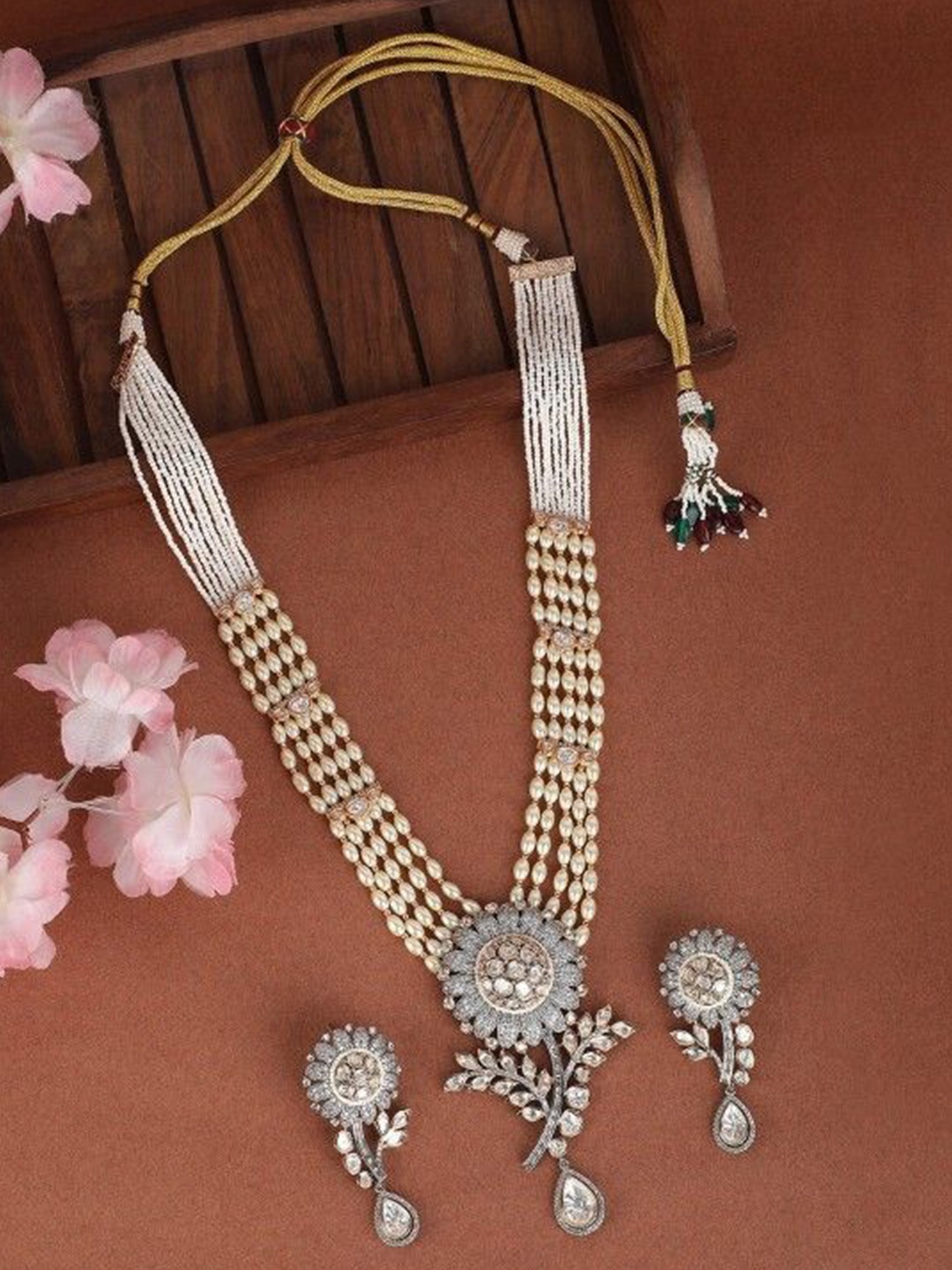 

AURAA TRENDS Silver Plated Kundan Studded & Pearl Beaded Jewellery Set