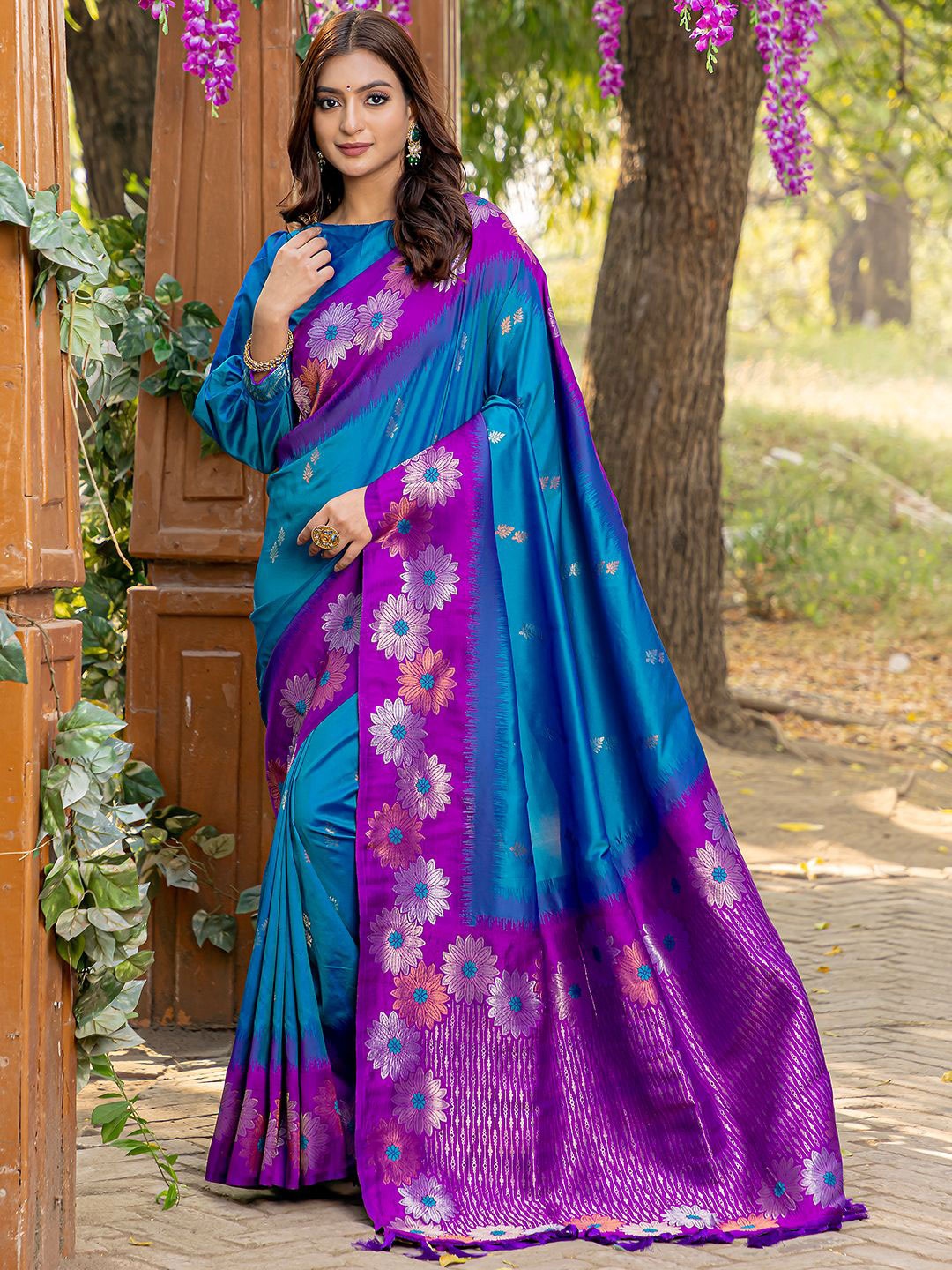 

LeeliPeeri Designer Floral Zari Silk Blend Designer Saree, Blue