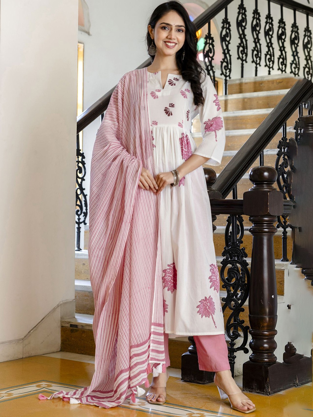 

Rangeelo Women Floral Printed Regular Pure Cotton Kurta with Trousers & With Dupatta, Pink