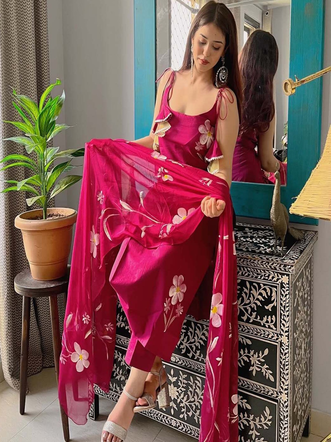 

REALLTREND Women Floral Printed Regular Kurta with Trousers & With Dupatta, Maroon