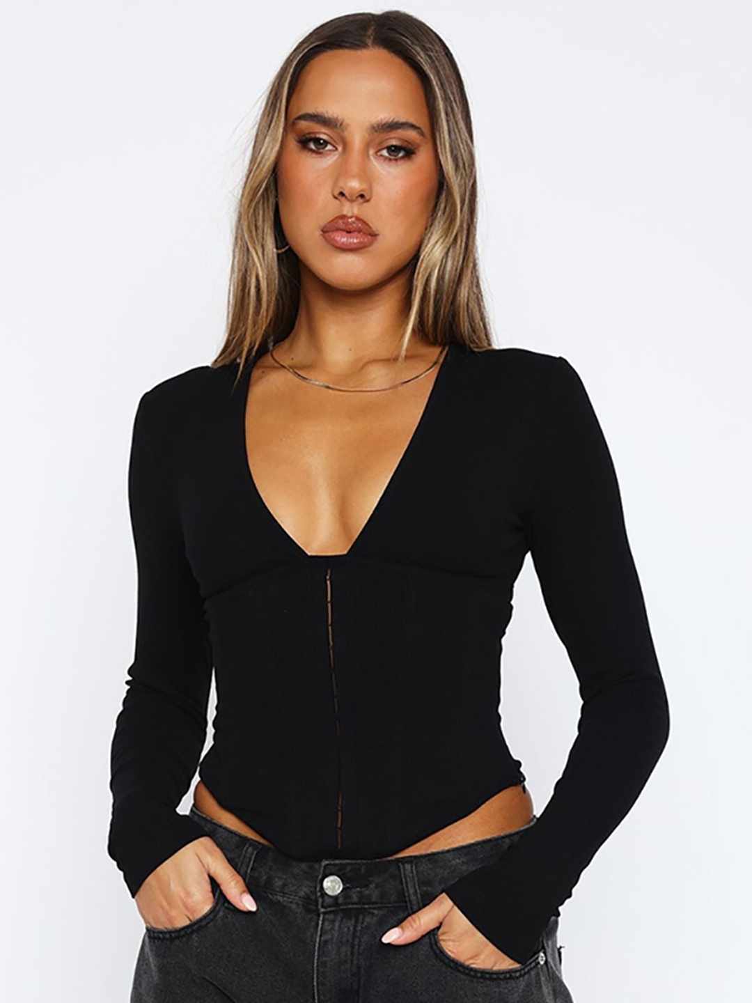 

StyleCast x Revolte Solid V-Neck Long Sleeves Fitted Crop Top, Black