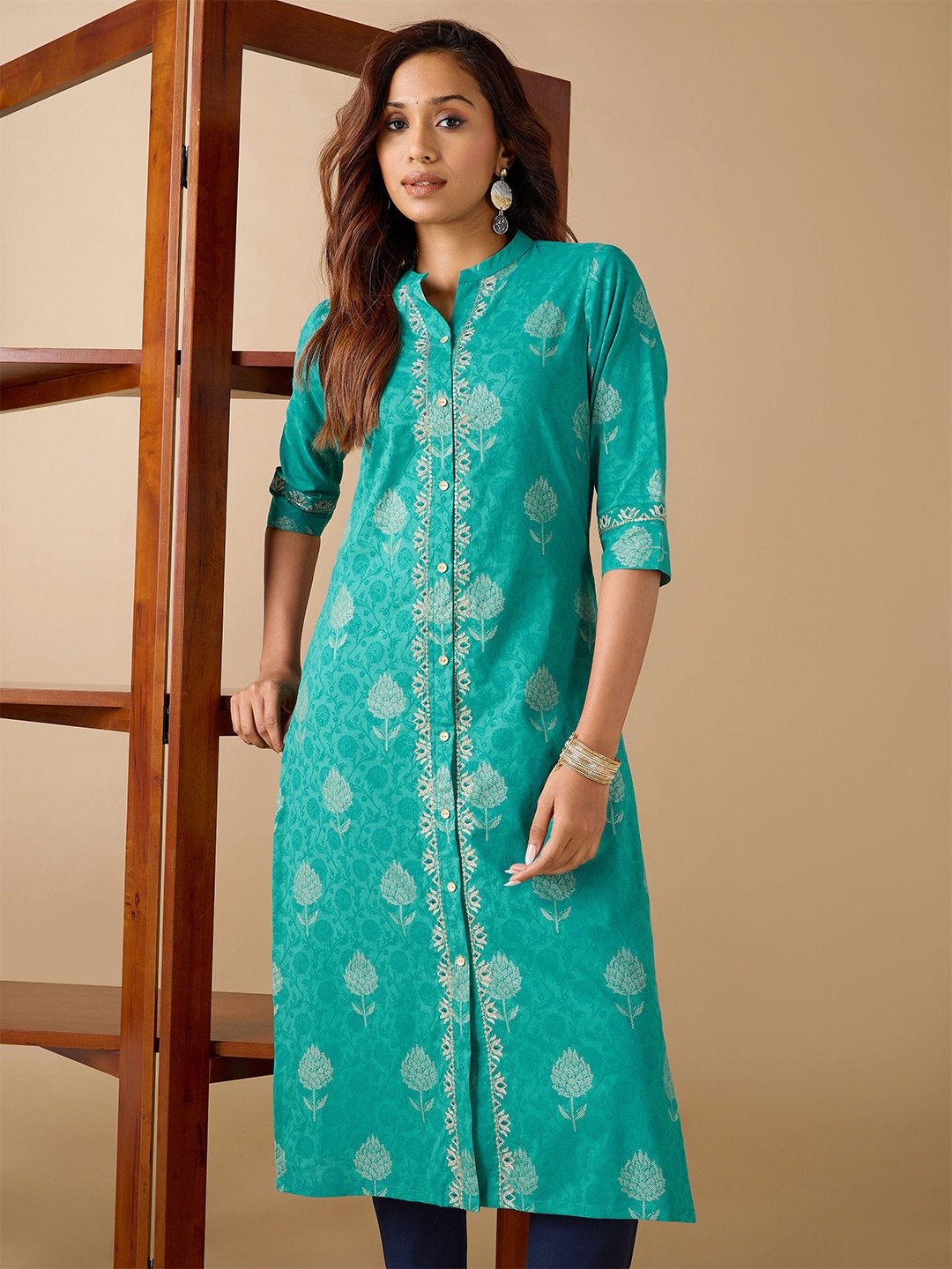 

Vismay Embroidered Pure Cotton Mandarin Collar Neck Straight Kurta, Green