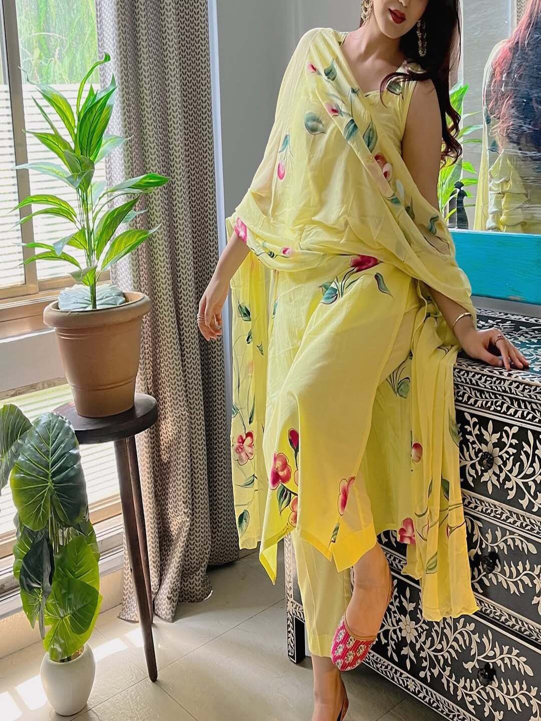 

REALLTREND Women Floral Printed Regular Kurta with Trousers & With Dupatta, Yellow