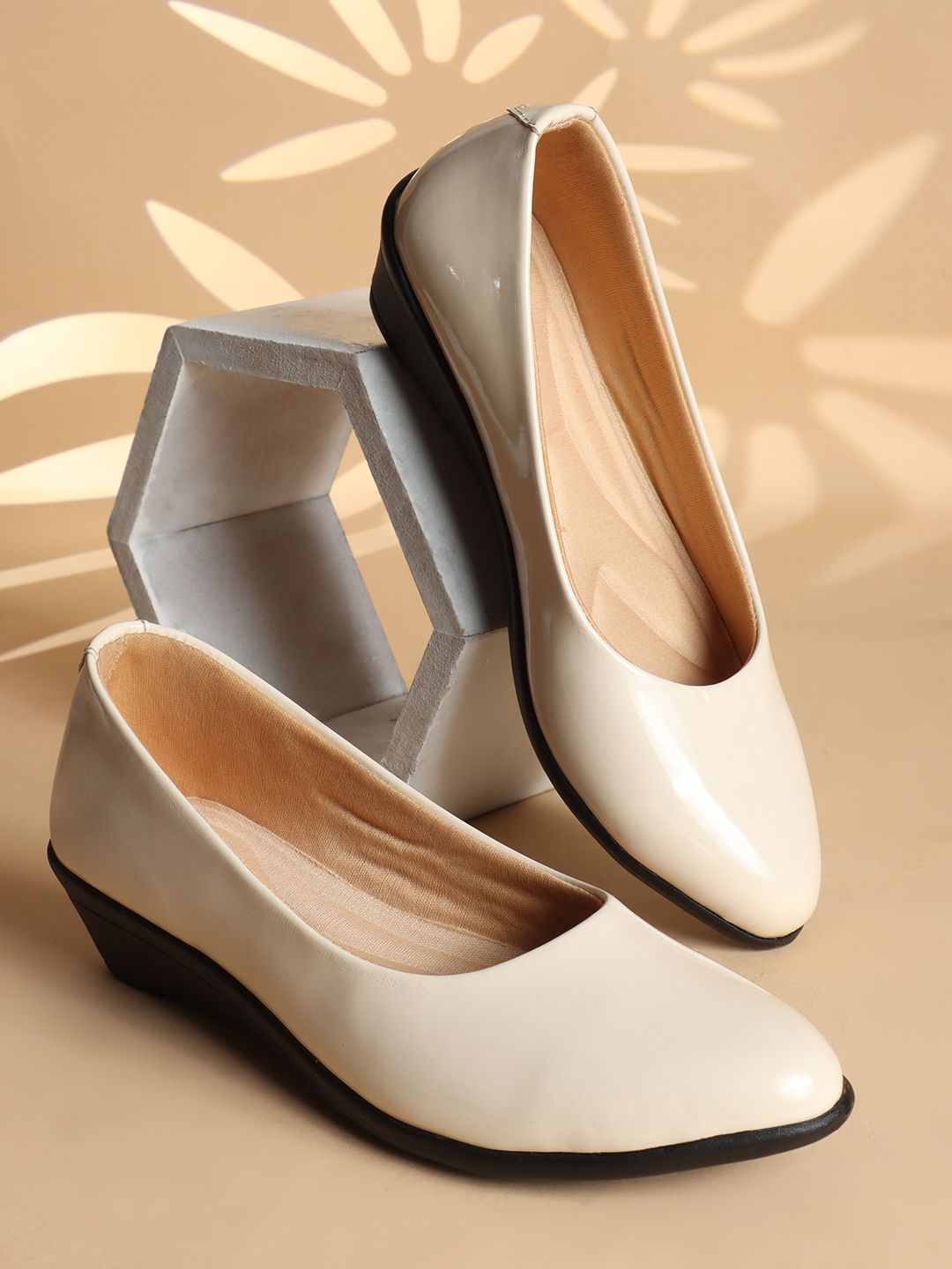 

Ladies Hub Round toe wedge Ballerinas, Cream