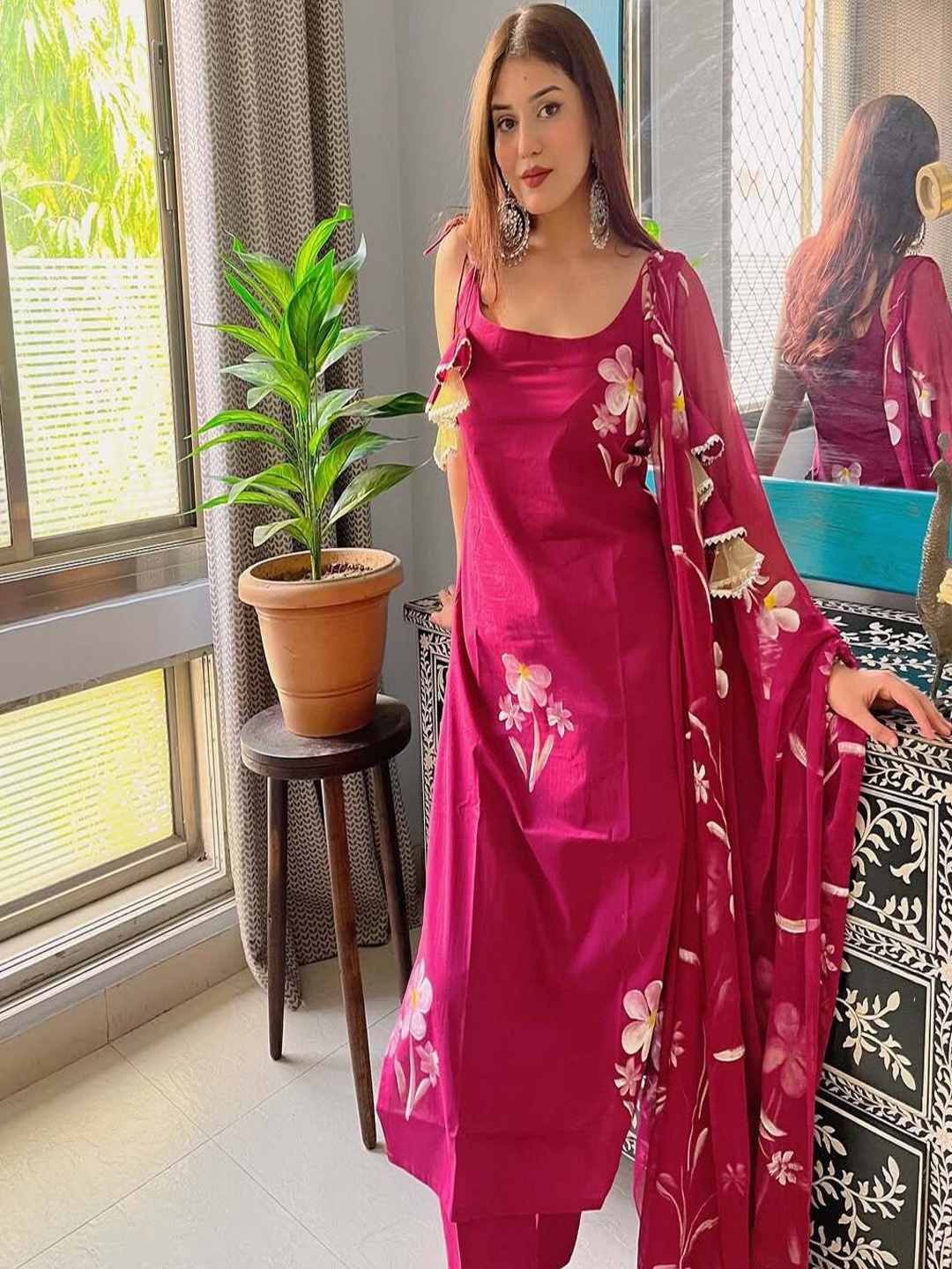 

DIVASTRI Women Floral Printed Regular Kurta with Trousers & With Dupatta, Maroon
