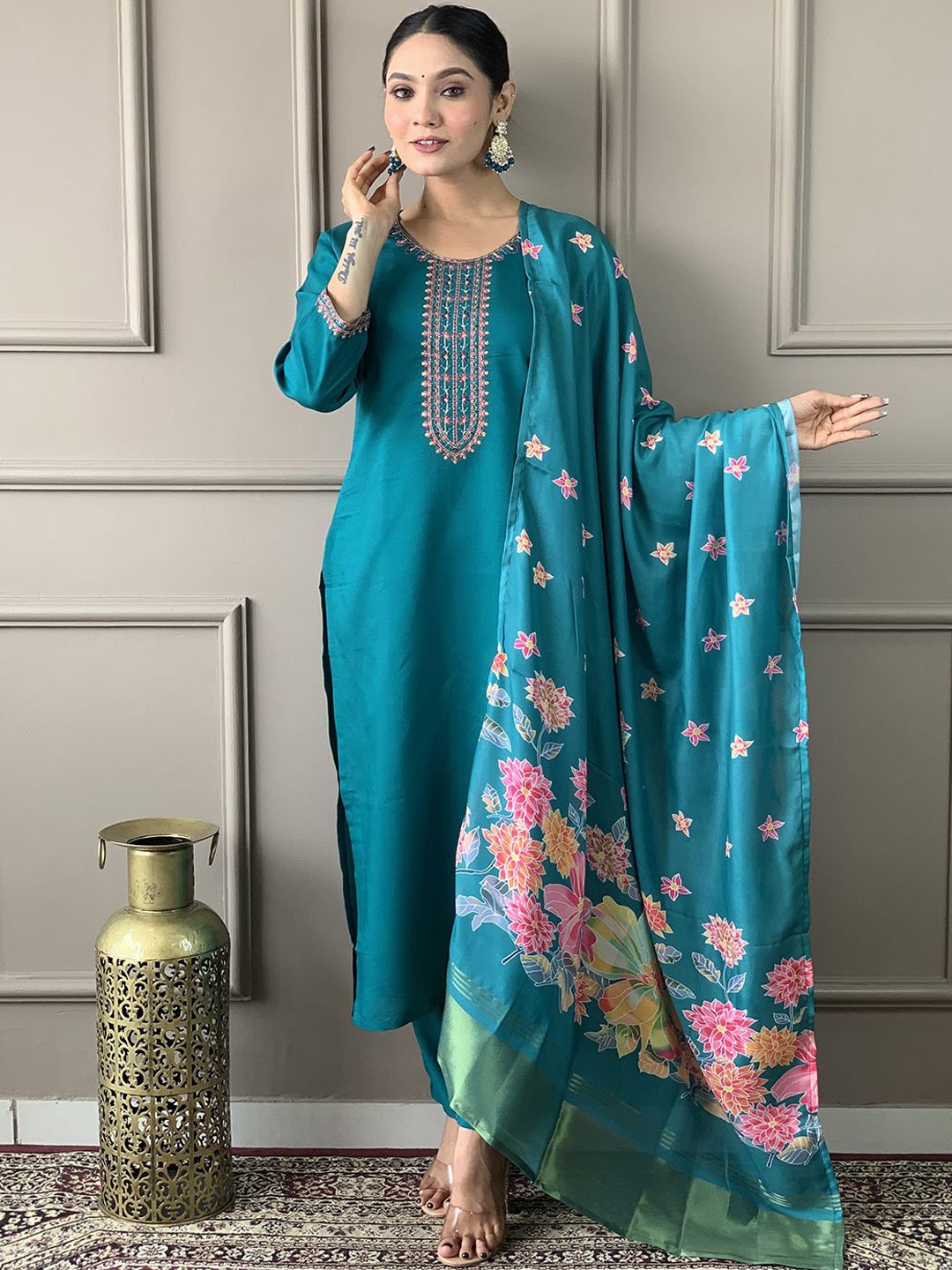 

Bhavyam Women Ethnic Motifs Thread Work Chanderi Silk Kurta with Trousers & With Dupatta, Turquoise blue