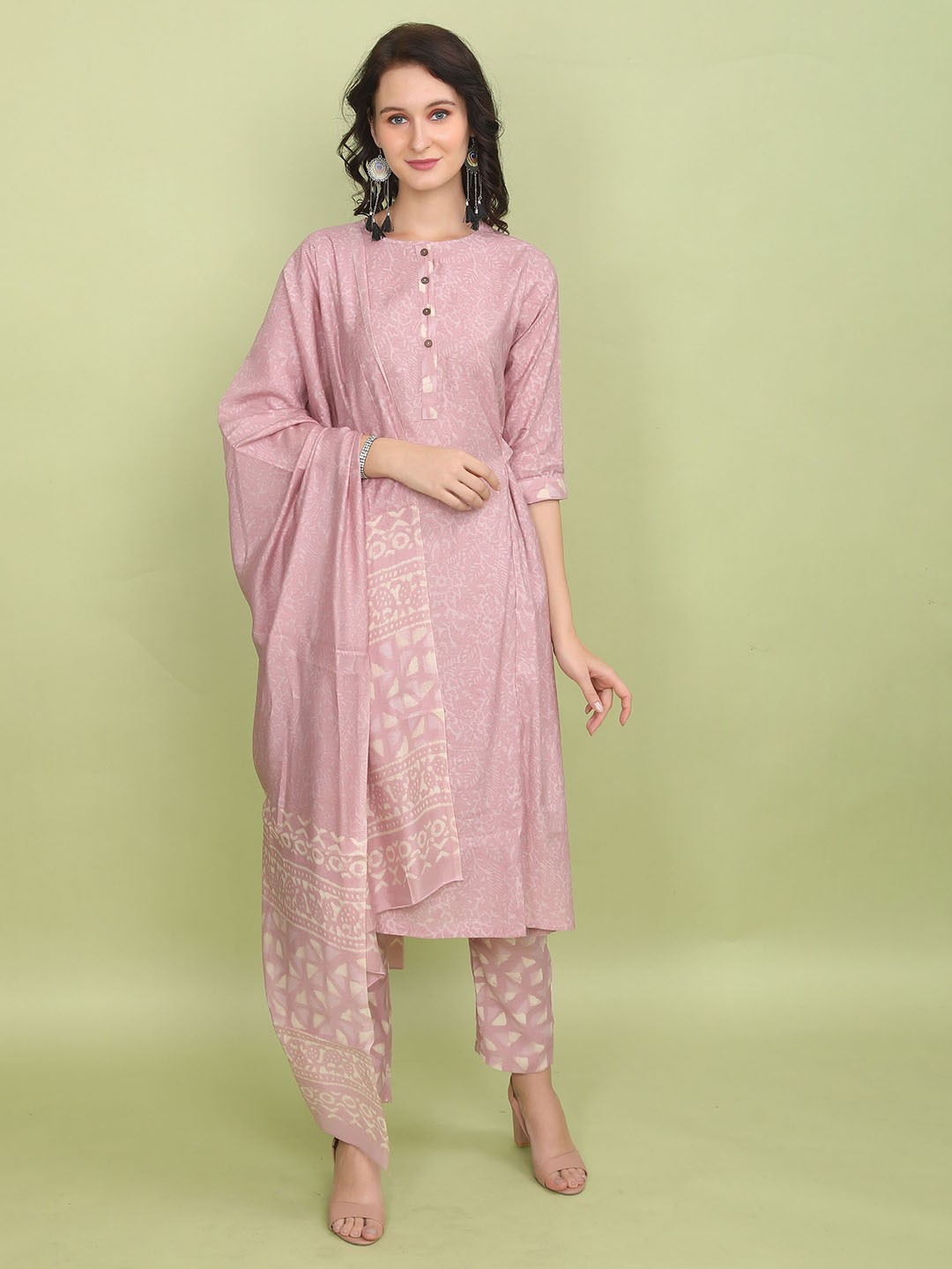 

BABRU Women Floral Printed Regular Kurta with Trousers & With Dupatta, Peach