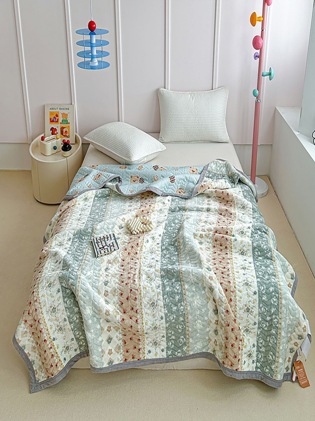

JC HOME White & Red Ethnic Motifs Mild Winter 400 GSM Double Bed Blanket