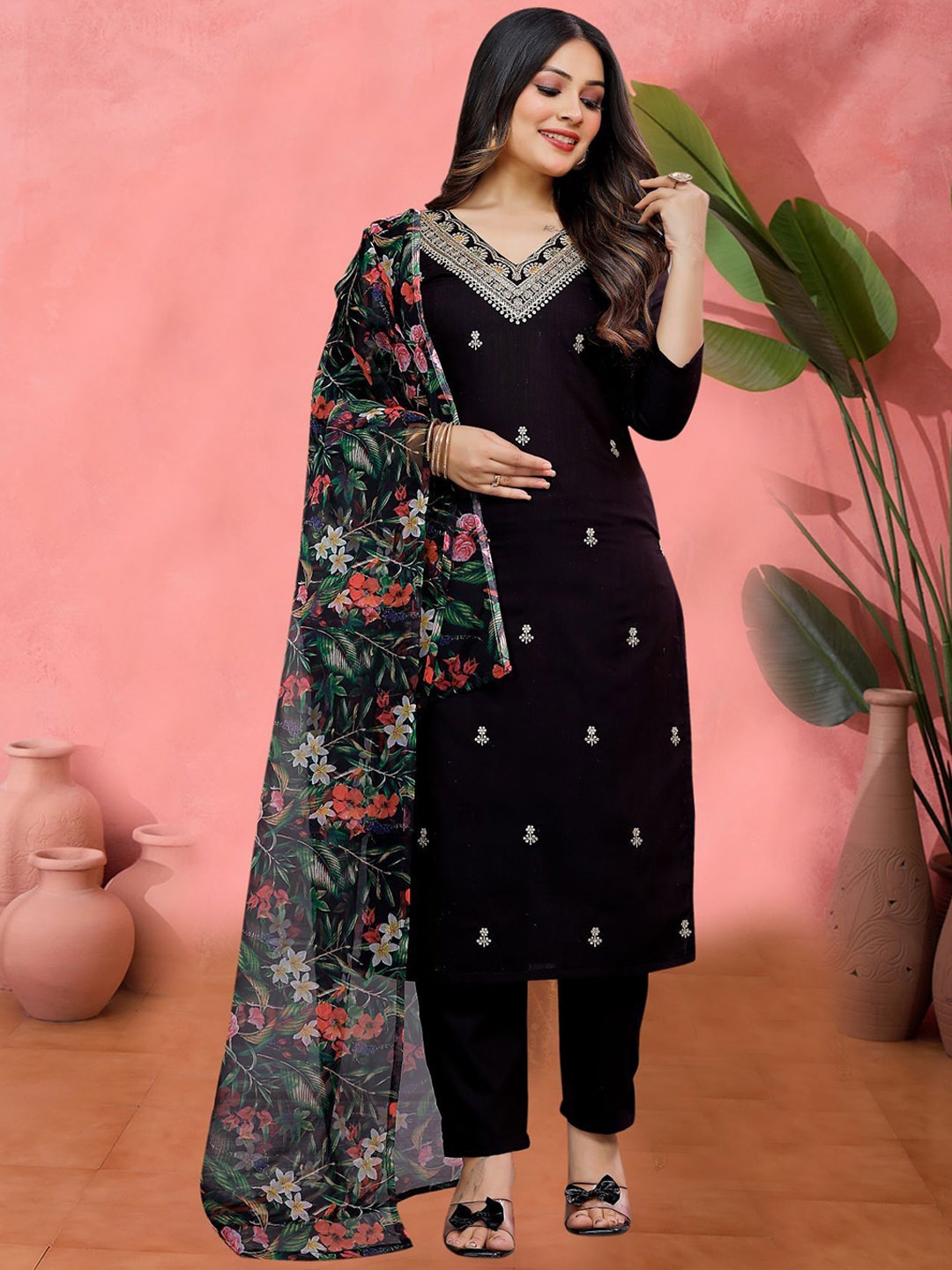 

Sangria Embellished Kurta With Trousers & Dupatta, Black