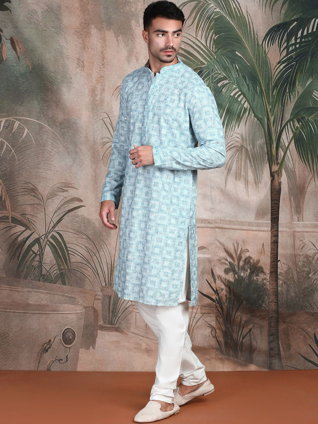

Sangria Geometric Pattern Chikankari Kurta With Sequin, Blue