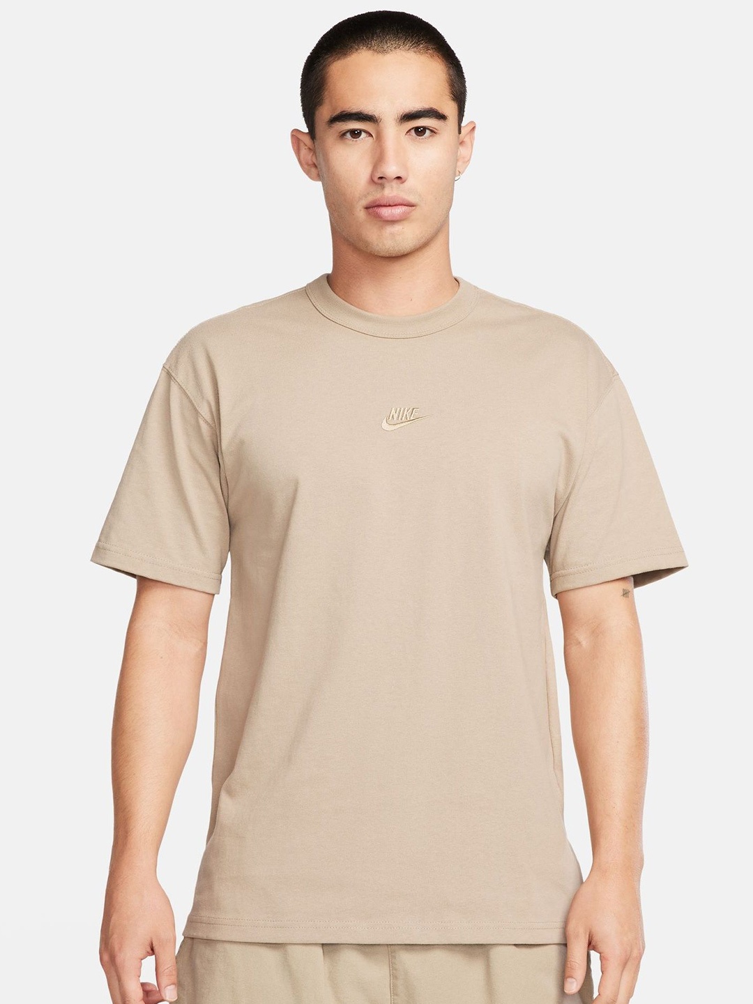 

Nike Sportswear Premium Essentials Men T-Shirt, Brown