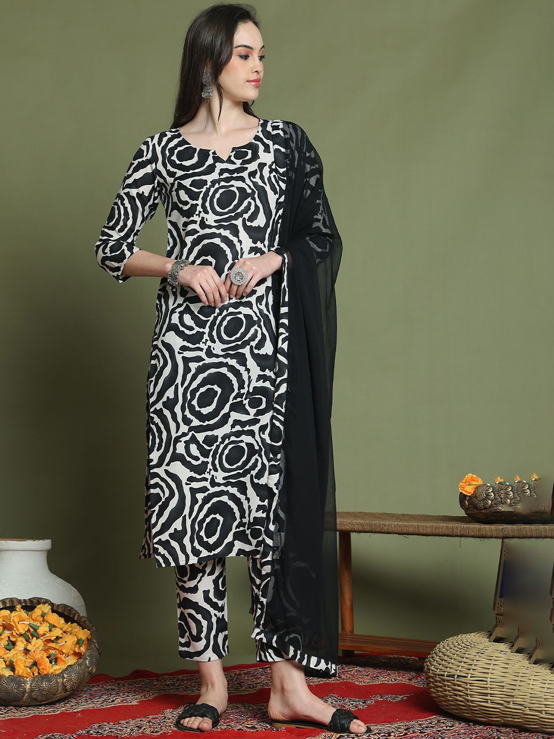 

Merira Women Floral Printed Regular Kurti with Trousers & With Dupatta, Black