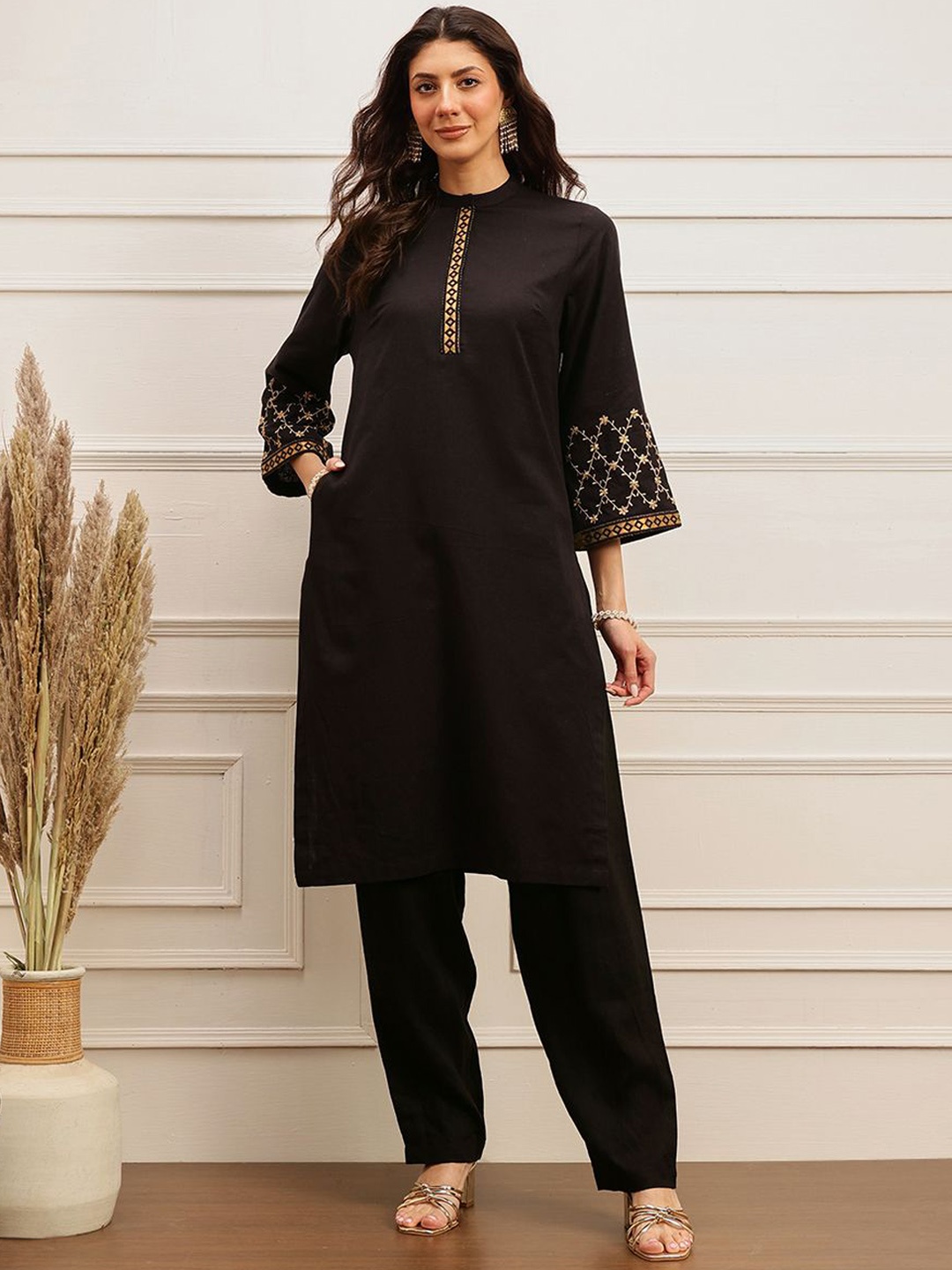 

BARARA ETHNIC Women Regular Kurti with Trousers, Black