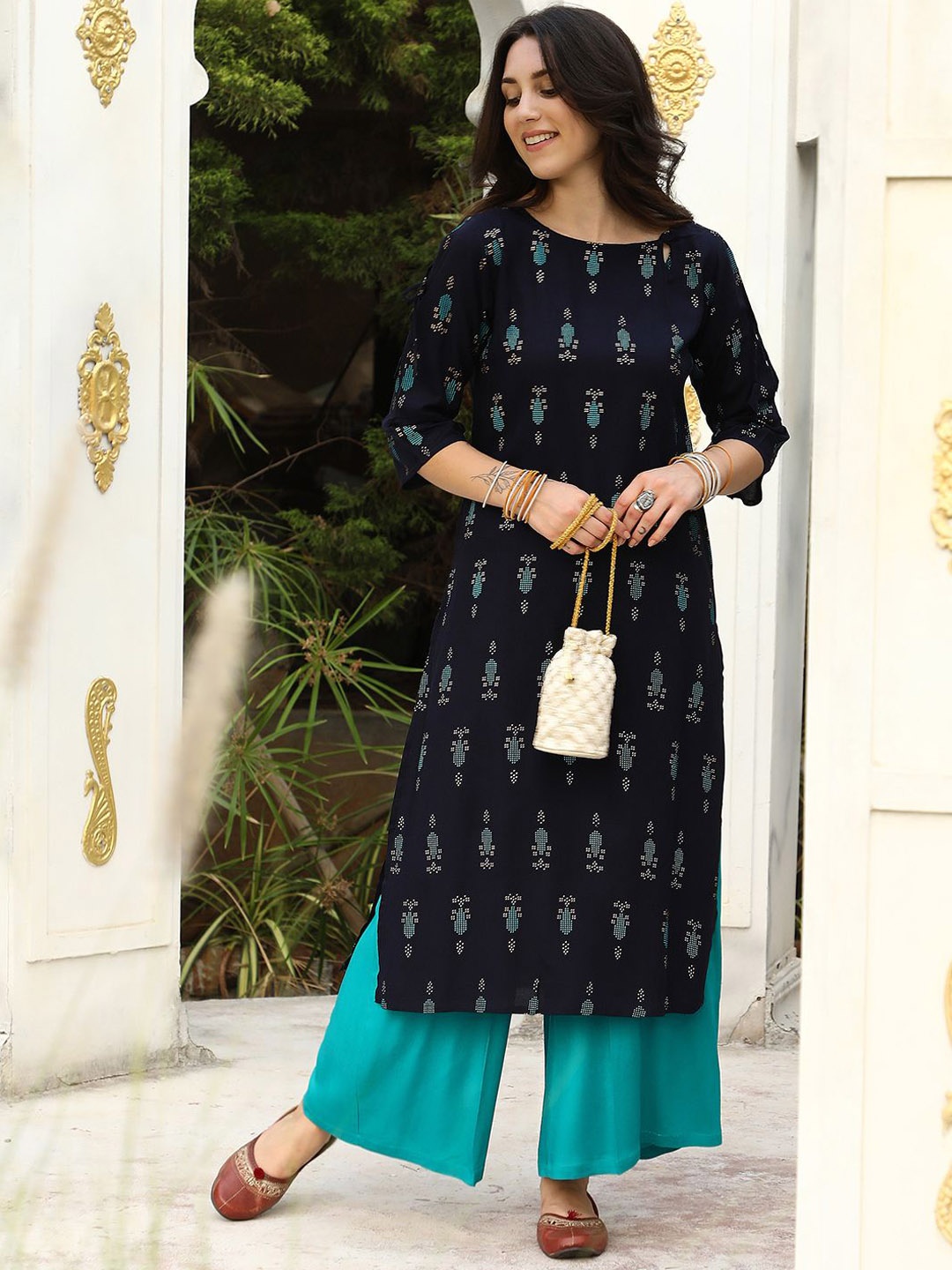 

QISSA Women Floral Printed Regular Kurta with Palazzos, Black
