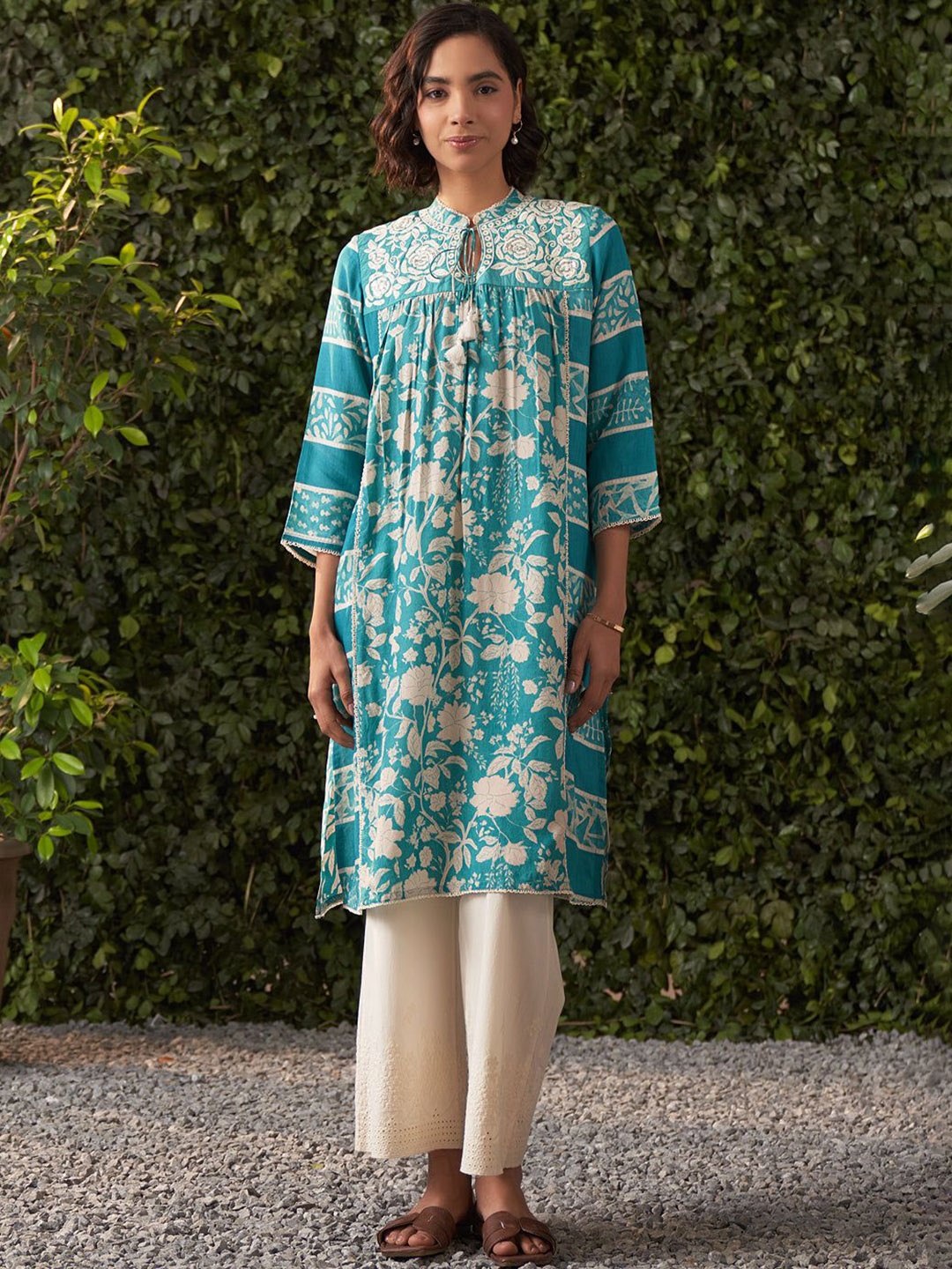 

Lakshita Women Floral Printed Thread Work Kurta, Blue