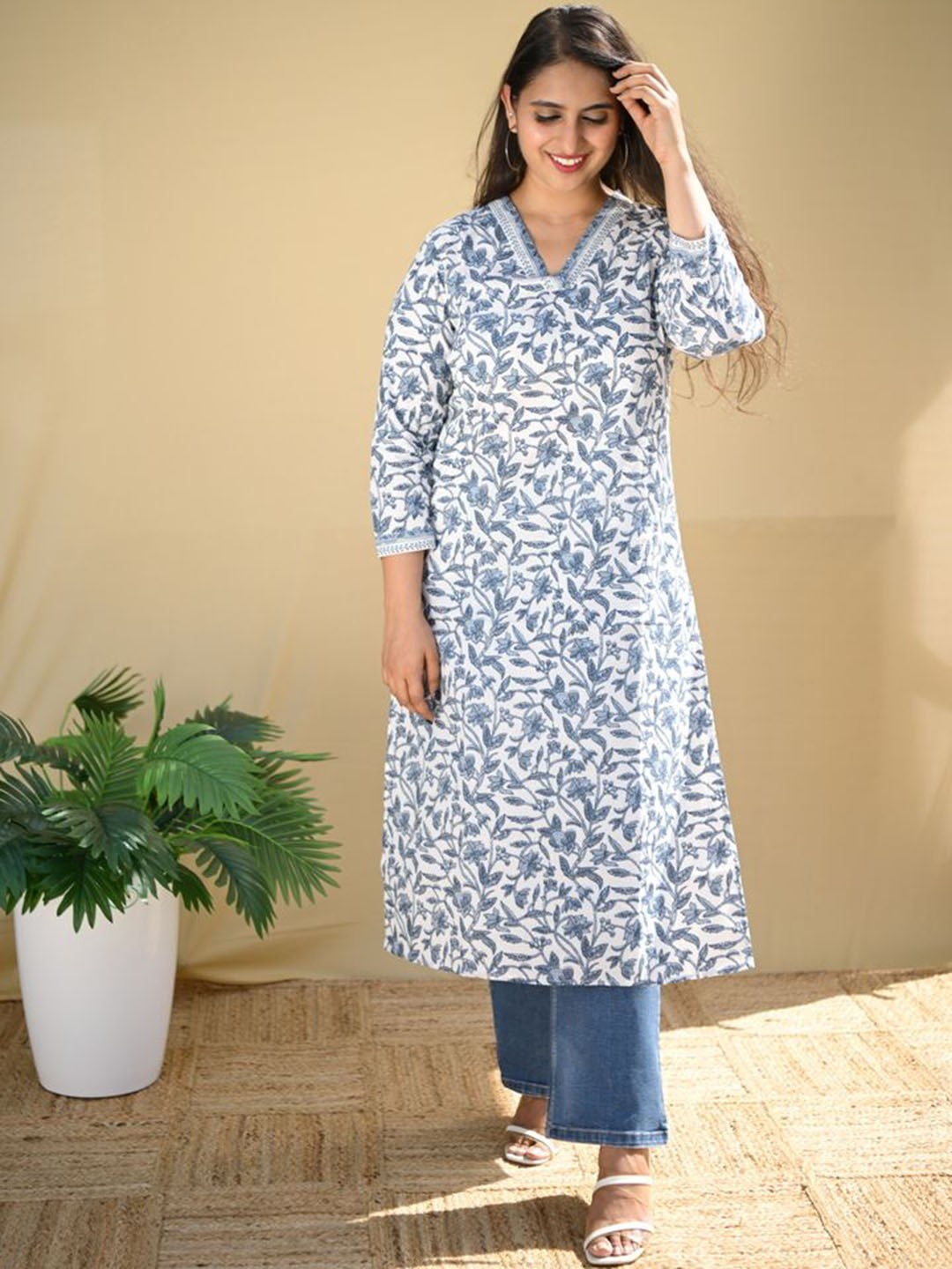 

Amaya Women Thread Work Kurta, Cream
