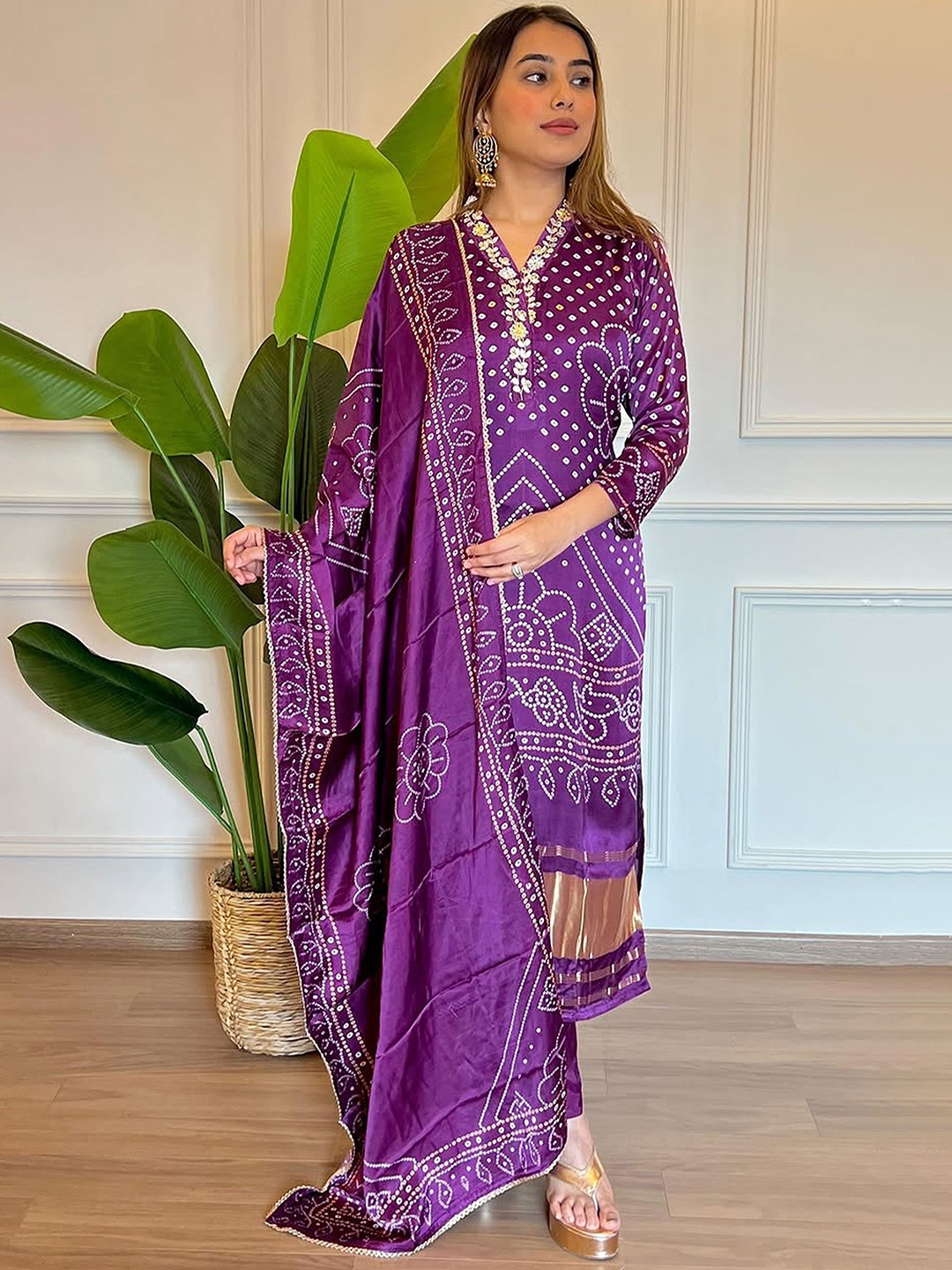 

Ekta Textiles Women Paisley Embroidered Regular Thread Work Chanderi Silk Kurta with Pyjamas & With Dupatta, Violet