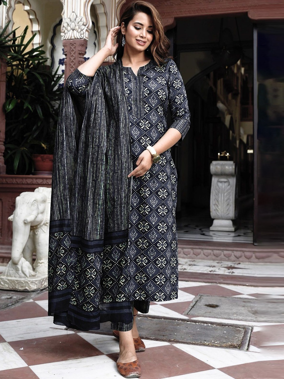 

PMD Fashion Women Printed Regular Kurta with Trousers & With Dupatta, Black
