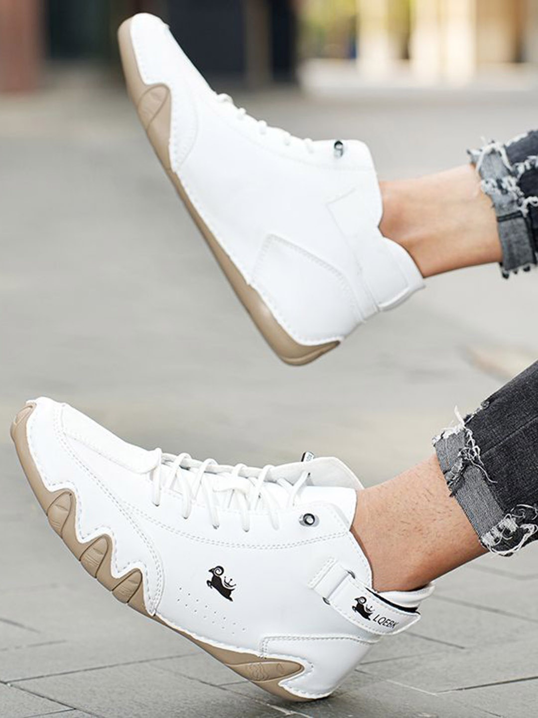 

Corsac Men Woven Design Sneakers, White
