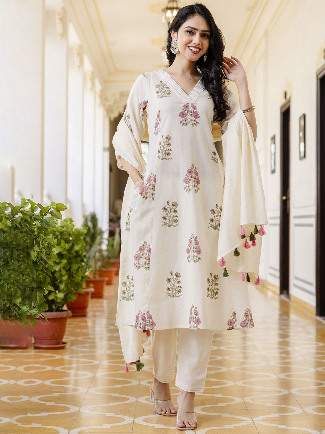 

Rangeelo Women Floral Printed Regular Pure Cotton Kurta with Trousers & With Dupatta, White